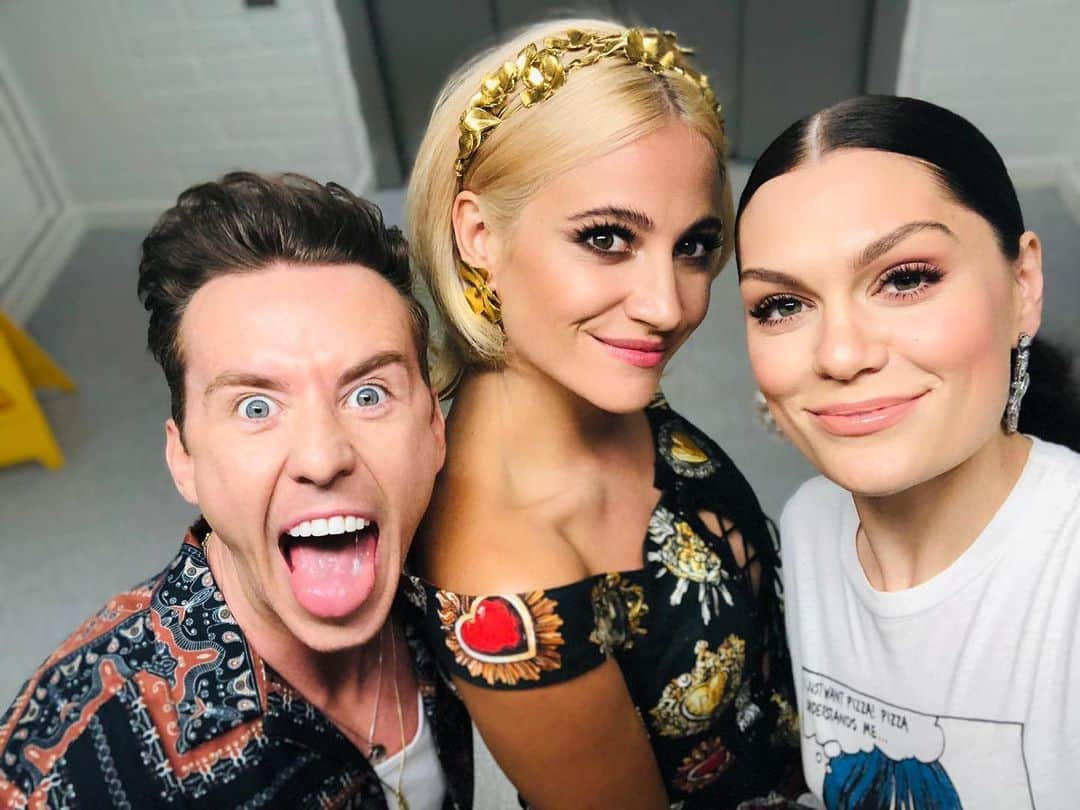 ピクシー・ロットさんのインスタグラム写真 - (ピクシー・ロットInstagram)「OMG yes @thevoicekidsuk 2019 starts RIGHT NOW! Tune into @itv and @wearestv1 now for all the laughs, emotionssss and most of all the voices!!!!! I had the best time and absolutely love working with such bright, young superstars 🌟 You have to watch to know I mean! So happy to be part of such an amazing show @thevoicekidsuk @dannyjonesofficial @jessiej」6月9日 4時03分 - pixielott