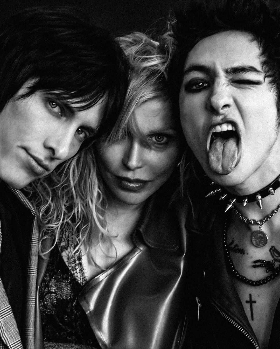 scottlippsさんのインスタグラム写真 - (scottlippsInstagram)「More from our glorious @courtneylove 📷 @damon_baker shoot with the boys of @palayeroyale thank you team hair @patriciamoraleshair makeup @ozzysalvatierra styling @neoncomplex studio @wework BTS @shuttershot45 @remingtonleith @sebastiandanzig @lippsla #courtneylove #palayeroyale #remingtonleith #photo」6月9日 4時06分 - scottlipps