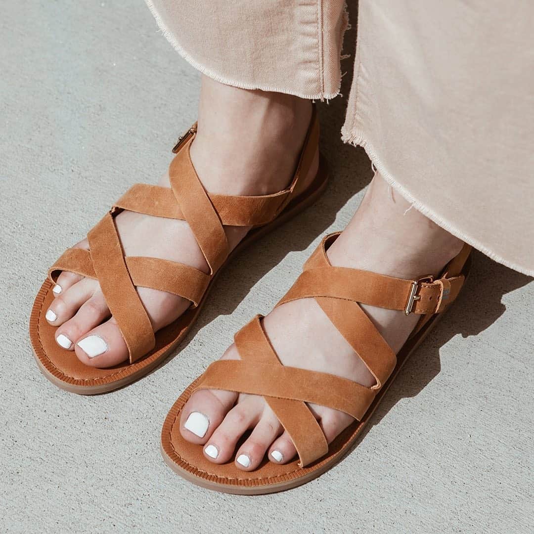 トムズシューズさんのインスタグラム写真 - (トムズシューズInstagram)「Sandals designed to stay put, for summers on the move. Shop the Sicily Sandals now.」6月9日 4時16分 - toms