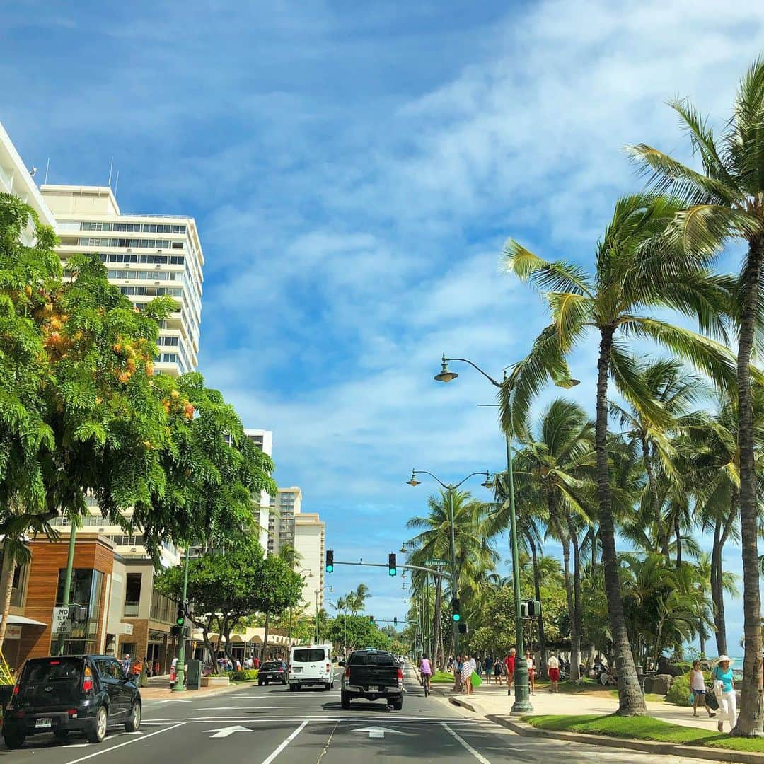 マキ・コニクソンさんのインスタグラム写真 - (マキ・コニクソンInstagram)「Good morning from Waikiki !! 🏄‍♂️🏄‍♀️ ハワイは土曜日です！ オフィスはお休み！yay! 👍🏼 最近のハワイは夏到来って感じで暑い💦&ちょい蒸しってますね。 でも夏の匂いがしてこの時期も大好き❤ どんなハワイも好きっ！ 今日もワクワクどんな小さな事でもいいから楽しいことを考えてハッピーな気分で過ごそうね！💕💕 人生楽しんだ者勝ちだからねっ！✌🏼 #ハワイのおすそ分け🤙🏼 #常に自分がワクワクする事を探そうね！🤗」6月9日 4時13分 - makikonikson