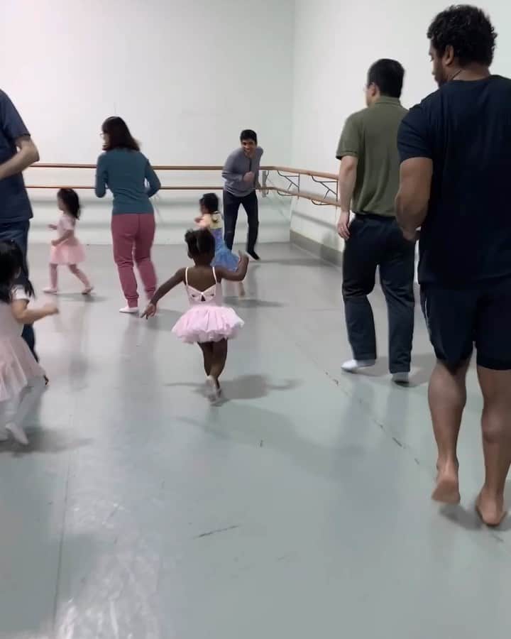 ラッセル・ウィルソンのインスタグラム：「We back at it... #DaddyDaughterTime #Ballet 🕺🏾💃🏽」