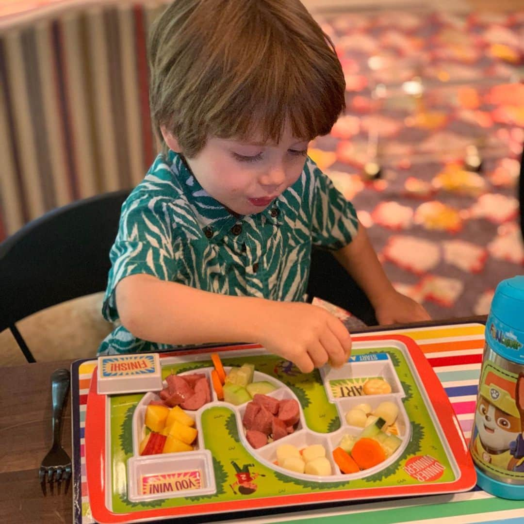 ダニール・ハリスさんのインスタグラム写真 - (ダニール・ハリスInstagram)「Lunch Game Crew! 💪They did it all which ways but it actually worked! My kids ate 12 thumb ..(okay maybe thumbnail) size pieces of vegetables EACH. This is a major accomplishment 🏆 The recipe is in my bio 😂#proudofmyteam #notanadjustafan」6月9日 4時20分 - danneelackles512