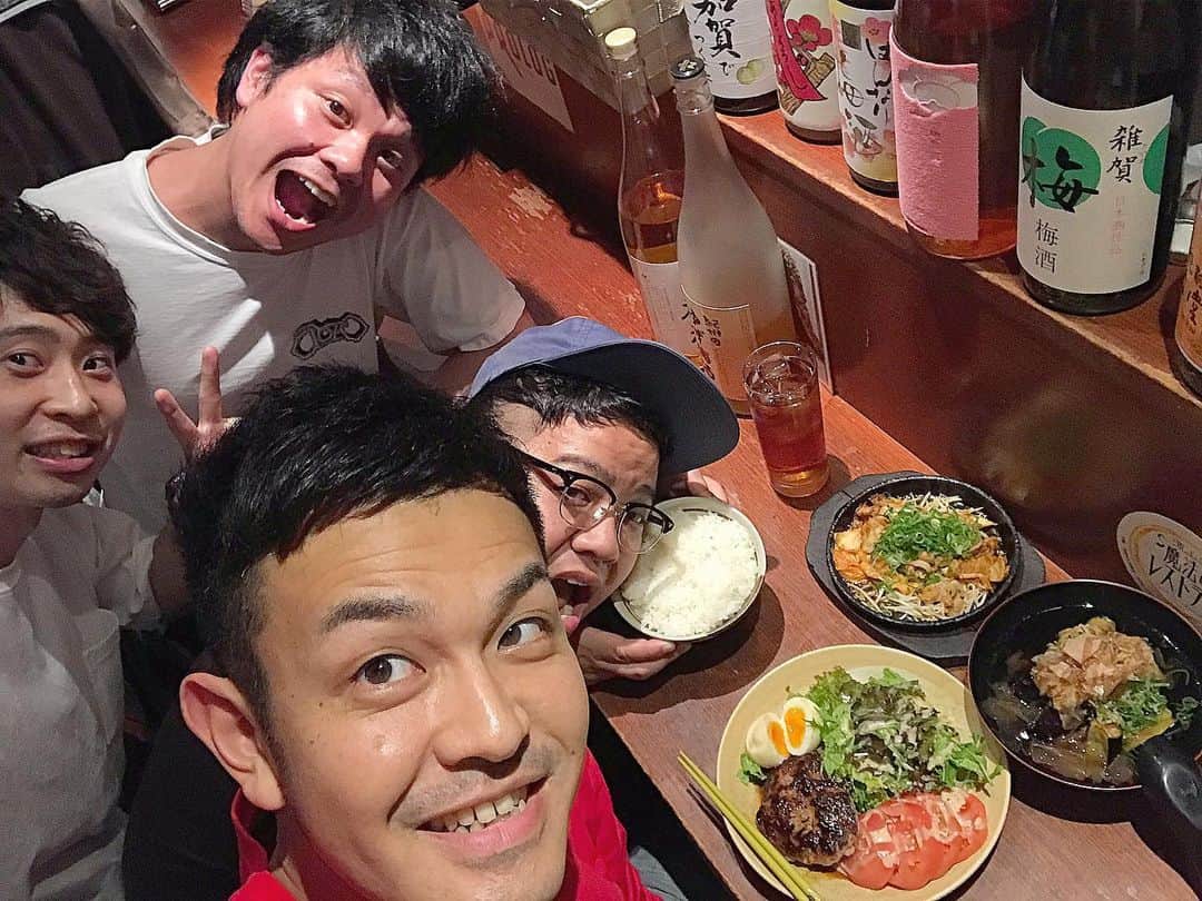 のインスタグラム：「#まかなインスタ#てげてげ 中京テレビ「前略、西東さん」オンエアありがとうございました！ミキさん率いる西軍で出演させていただきました！ #西東さん また感想教えてください。 ツイートとかしてもらったらエゴサして見つけに行きます。 #特技 先輩方がバイト先にいらっしゃったので、いっしょにまかなインスタ撮ってもらったら、昴生さんぼくの白メシにほっぺたつけてはった。 #最悪 昴生さんがほっぺた当てたとこだけ白メシちょっと茶色くなってました。 #最悪 タグさんの裸展は楽しみすぎます。 秦さんは「いつも見てるやつや〜」とまかなインスタの撮影現場に参加して興奮気味でした。 #いつもありがとうございます さあ6/10「ヒガチキ-東京-」いよいよです！ チケット取り置きはDMでも受付中！ よろしくお願いします！」
