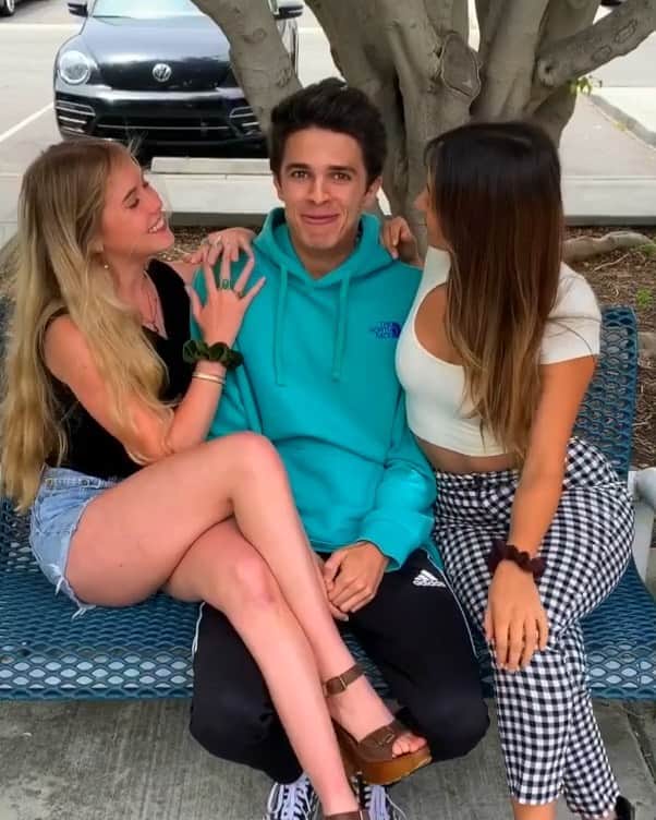 Brent Riveraのインスタグラム：「Best friends always have each other’s backs..😳😂 @eljuanpazurita TAG A FRIEND😂」
