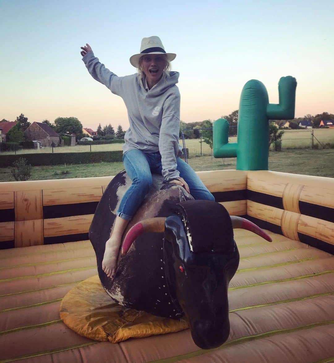 フランツィスカ・クヌッペさんのインスタグラム写真 - (フランツィスカ・クヌッペInstagram)「First time bull riding ❤️💋🤣🎶🐮 #fun #bullriding #cowgirl #friends #weddinganniversary #enjoylife #everysecond」6月9日 4時33分 - franziskaknuppe