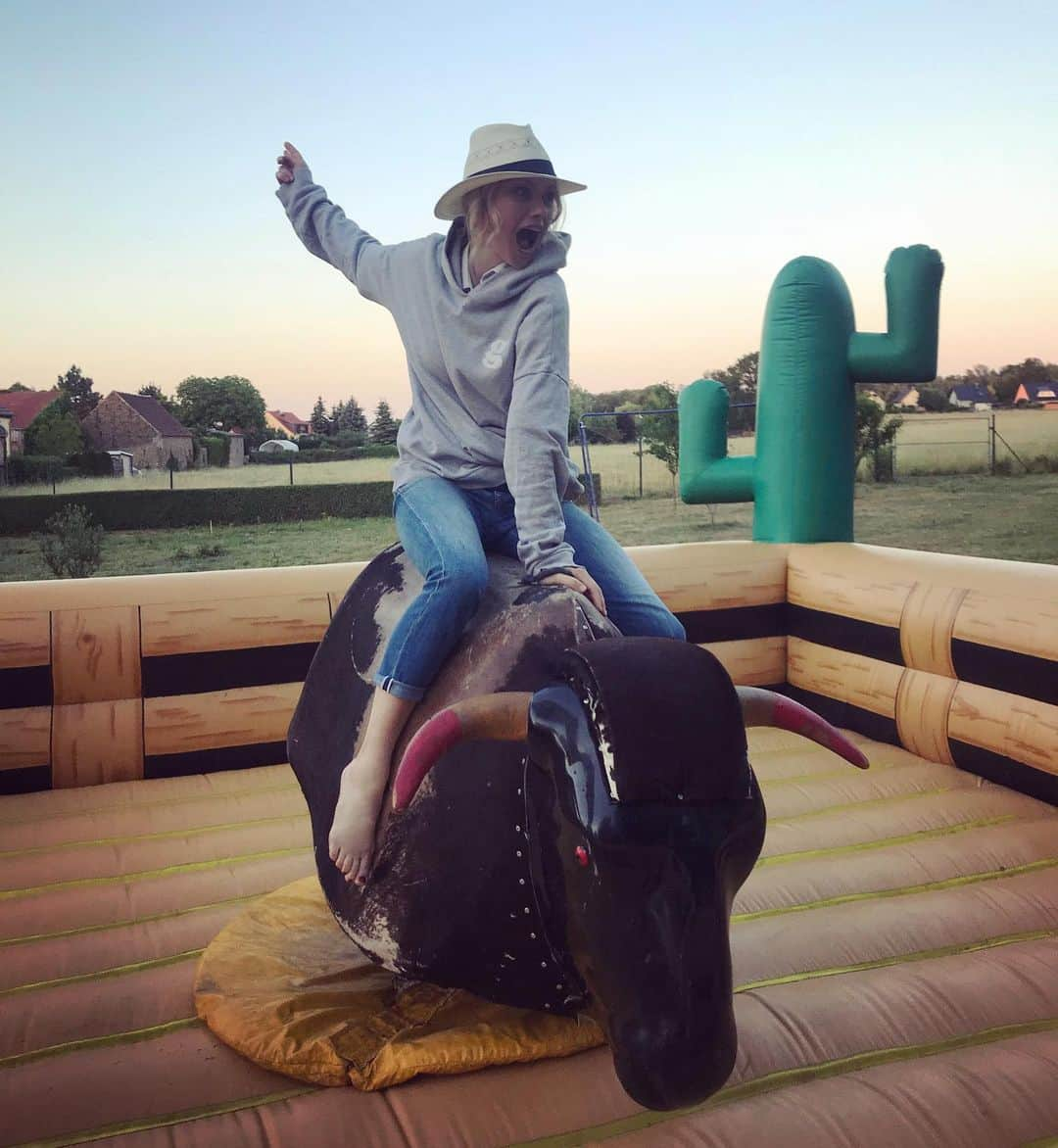 フランツィスカ・クヌッペさんのインスタグラム写真 - (フランツィスカ・クヌッペInstagram)「First time bull riding ❤️💋🤣🎶🐮 #fun #bullriding #cowgirl #friends #weddinganniversary #enjoylife #everysecond」6月9日 4時33分 - franziskaknuppe