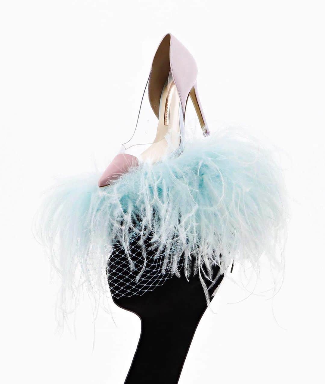 のインスタグラム：「#Repost @sophiawebster ・・・ To celebrate #RoyalAscot we’ve collaborated with bespoke milliner @piersatkinson to create one-of-a-kind hats for Ascot 🏇 Now we're sending you and a friend to #RoyalAscot!🥂 . 👑 . SHOES FIT FOR A QUEEN COMPETITION: You and a friend could be headed to Royal Ascot wearing #SophiaWebsters . 🦋 . Follow the below for how to win tickets and a pair of shoes for you and your friend👯‍♀️: 1. Like this post 2. Sign-up to the Sophia Webster newsletter 3. Tag a friend in the comments below and come up with a Sophia Webster-inspired racehorse name alongside your preferred Ascot date (June 18 or 19) 4. Repeat 1-3 with as many interesting names that you can think of  One winner and their friend will be selected to win tickets for each date, 18/06/19 or 19/06/19. They will also win a pair of shoes each up to £400. 🔗For full terms & conditions see: https://www.sophiawebster.com/terms-and-conditions  Competition ends 23:59 BST on Monday 10th June. GOOD LUCK! 🙌  #SophiaWebsterxPiersAtkinson #SophiaWebsterAscot #RoyalAscot2019 #Ascot #PiersAtkinson」
