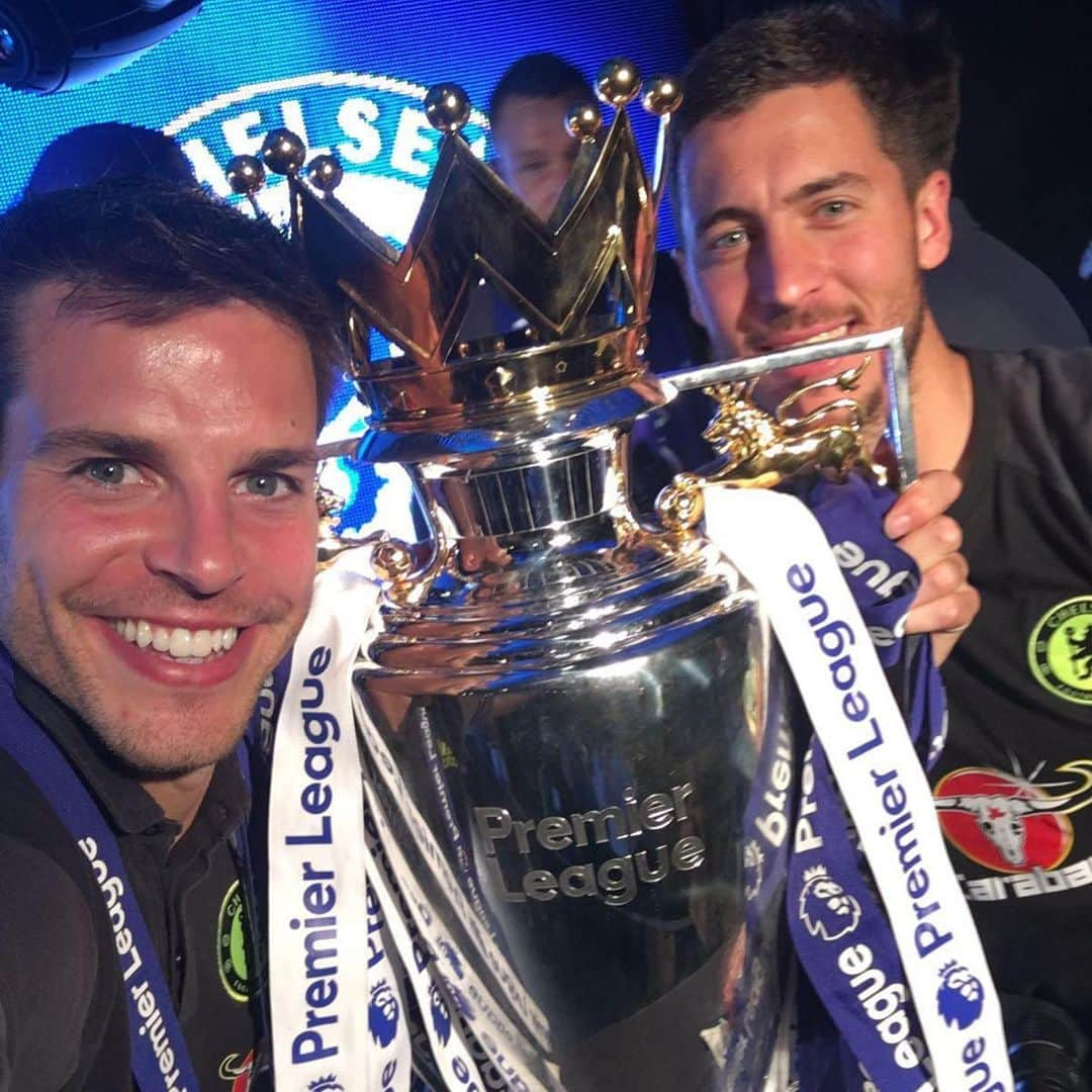 セサル・アスピリクエタさんのインスタグラム写真 - (セサル・アスピリクエタInstagram)「Sad to see you leaving my friend @hazardeden_10 ! Top player and top man!👌💫 All the best in your new adventure!  #ThankYouEden 🙌🏻#OnceABlueAlwaysABlue💙 #Legend👑」6月9日 4時51分 - cesarazpi