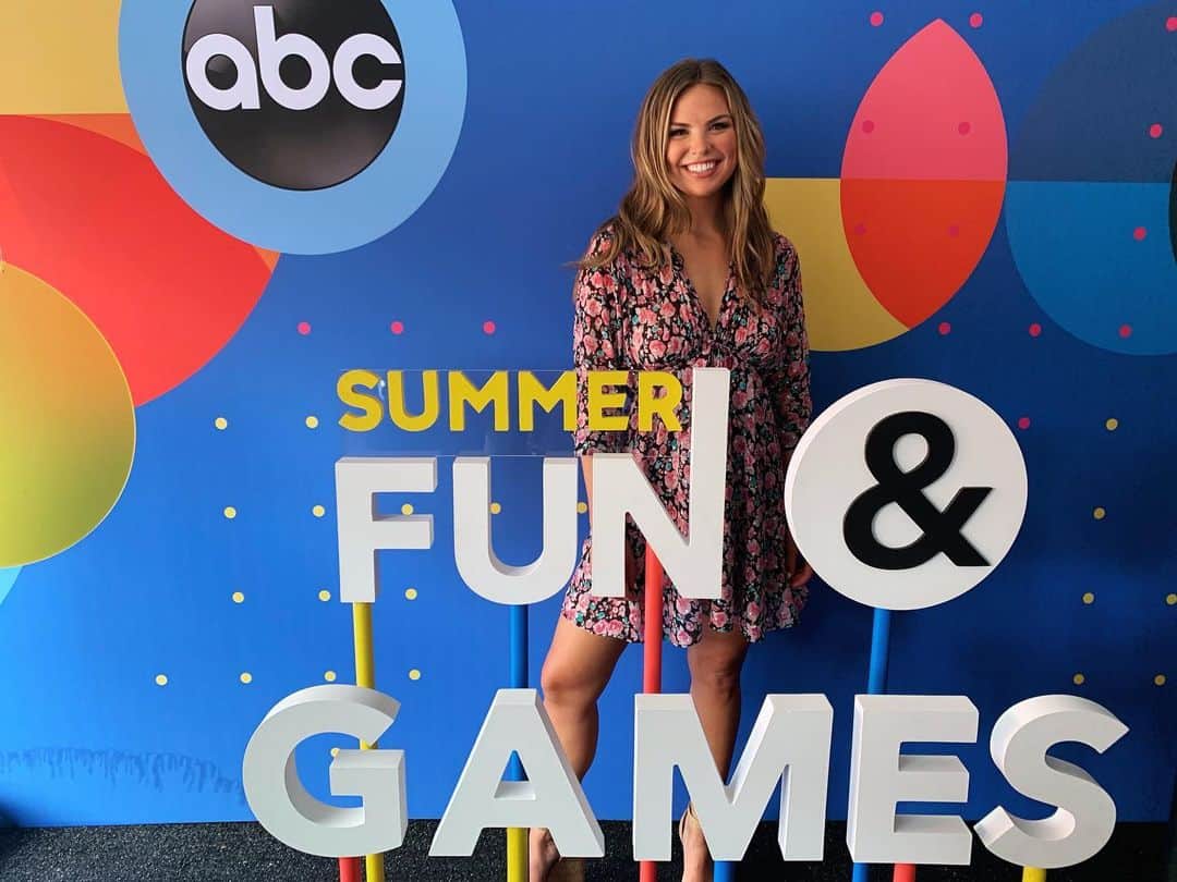 アメリカン・ブロードキャスティング・カンパニーのインスタグラム：「Hanging out with @bacheloretteabc’s @alabamahannah at #CMAFest! 🌹🎸」