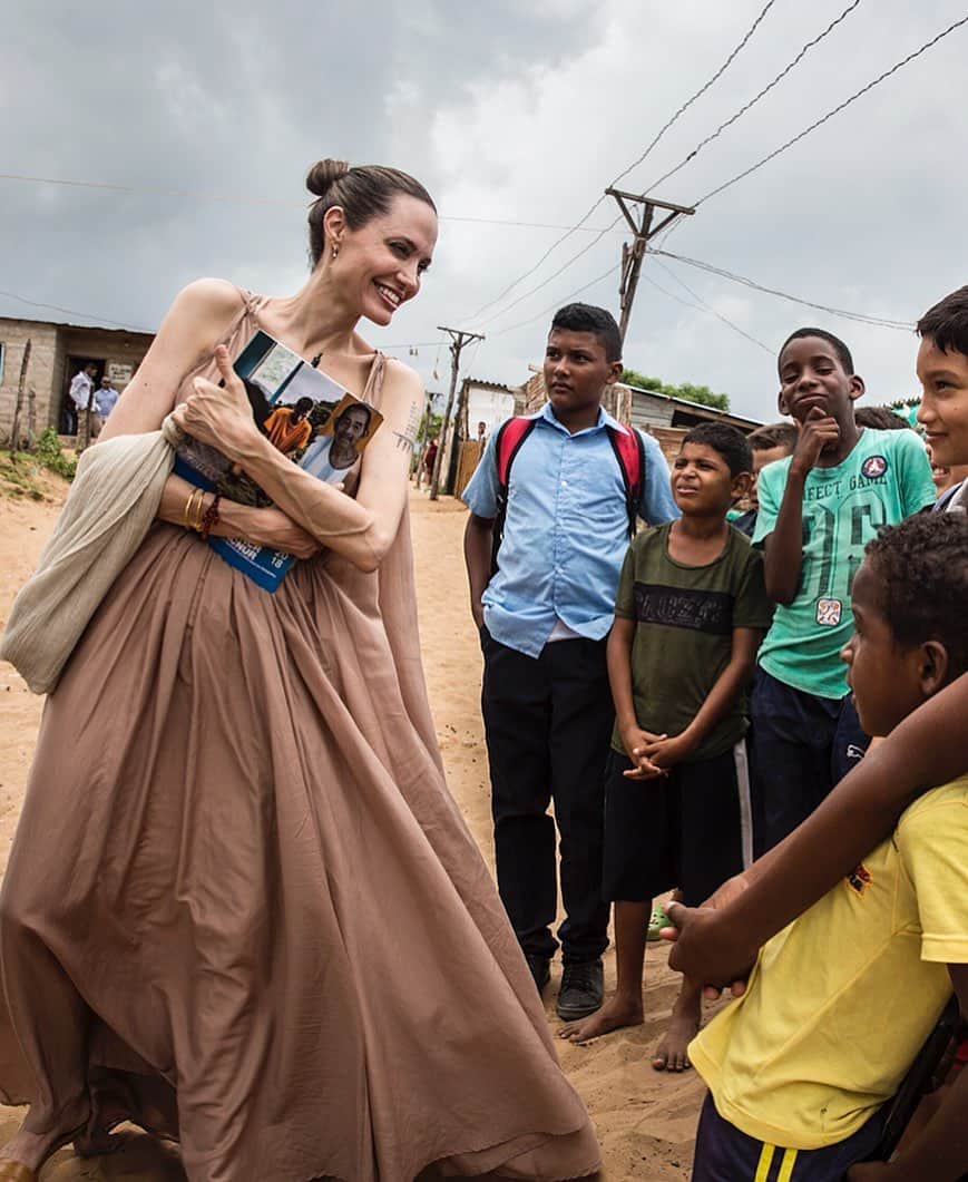 Just Jaredさんのインスタグラム写真 - (Just JaredInstagram)「Angelina Jolie speaks with Venezuelan refugee children during a visit to Colombia with the UNHCR. #AngelinaJolie #UNHCR Photos: Getty」6月9日 4時59分 - justjared