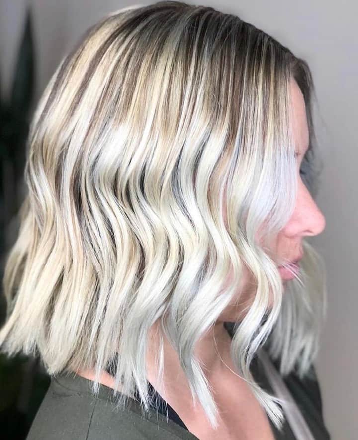 CosmoProf Beautyさんのインスタグラム写真 - (CosmoProf BeautyInstagram)「Hellooo Blonde Perfection💛👋 ✨ Hair by @beyondhairbyhayley who styled with @Nioxin Rejuvenating Elixir and Therm-Activ Protector.  Banish thinning hair and save 15% on select #Nioxin Scalp cleansers and Scalp therapy at #cosmoprofbeauty where you are #licensedtocreate  #repost #nioxinhair #blondebob #blondehair #shadowroot #blondespecialist #beachwaves #livedinhair」6月9日 5時00分 - cosmoprofbeauty