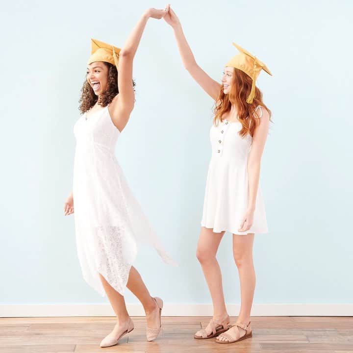 ロック&リパブリックのインスタグラム：「Here’s to growing up but never growing apart. 👯 #nationalbestfriendsday #Kohls」