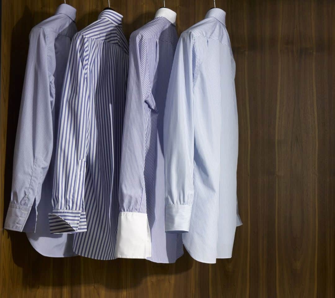ターンブル&アッサーさんのインスタグラム写真 - (ターンブル&アッサーInstagram)「There are various styles when it comes to a classic blue shirt. From patterns, to collars and cuffs, and fabrics, take a look at our full selection online using the link in our bio, and find the perfect one for you. #turnbullandasser #turnbull_asser #shirtmaker #jermynstreet #menswear #fashion #newyork #craftsmanship #london #royalwarrant #giftsforhim #heritagebrand #classicshirt #classicshirts #blueshirt #britishheritage #fathersday」6月9日 5時00分 - turnbull_asser