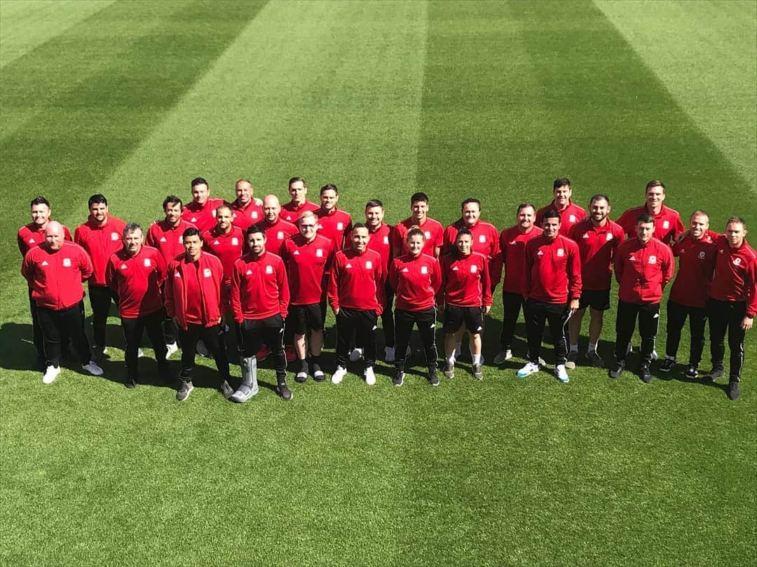 ティム・ケーヒルさんのインスタグラム写真 - (ティム・ケーヒルInstagram)「It's been an amazing week on the UEFA A License course with @fawtrust 📚⚽️ Want to say a massive  Thank you to all the staff and Coaches for laying the foundations to what's going to be a tough journey ahead but also a very exciting one.  Been lucky enough to have met 31+ coaches to work with and build great friendships over this time together 🤗 Not my usual environment being in a classroom to learn about football but it makes me appreciate the detail that managers and coaching staff go to into to run a football team.  Knowledge is power 📝📖 #patience」6月9日 5時02分 - tim_cahill