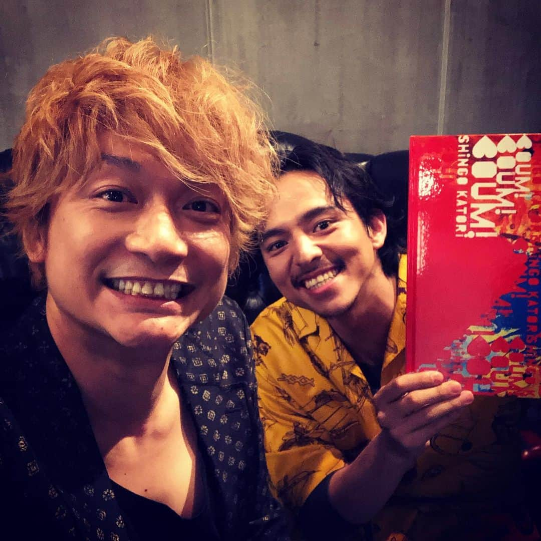 香取慎吾さんのインスタグラム写真 - (香取慎吾Instagram)「発売中の雑誌 #POPEYE で #満島真之介 さんの 連載 #愉快な旅人 で #対談 させて頂きました！笑いの絶えない対談で.とってもも楽しかった！ 目を輝かせ 先を.前を.上を. 笑顔で.愛と感謝の風を吹き散らかしてる.超愉快な旅人でした！ @mitsushimax またお話したいです。  このPOPEYEの特集 『おもしろい映画.知らない？』がおもしろかった。いつか.こんな特集の時に.誰かが『 #凪待ち 』と言ってくれる時がきたら嬉しいなぁ。。6/28公開です！」6月9日 5時18分 - katorishingo_official