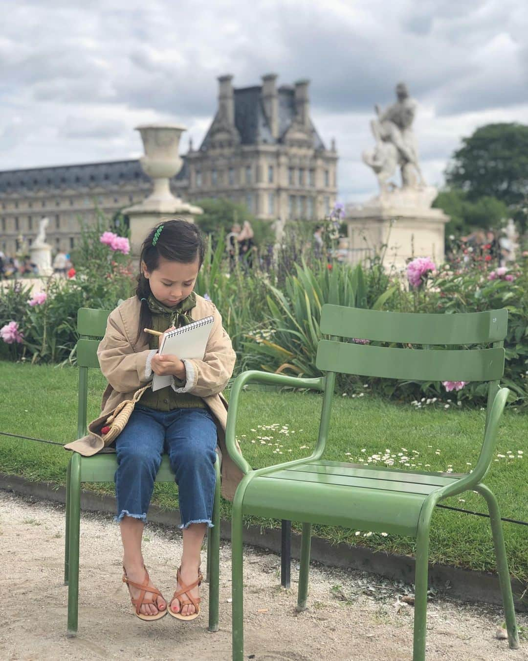 フィロとポンポンさんのインスタグラム写真 - (フィロとポンポンInstagram)「Au #jardindestuileries , encore sous l’émotion de l’exposition, Philo s’affaire à dessiner la nouvelle famille d’oiseaux qui a installée son nid dans le jardin de l’atelier de Papa & Maman...🍀」6月9日 5時17分 - philo_pompon