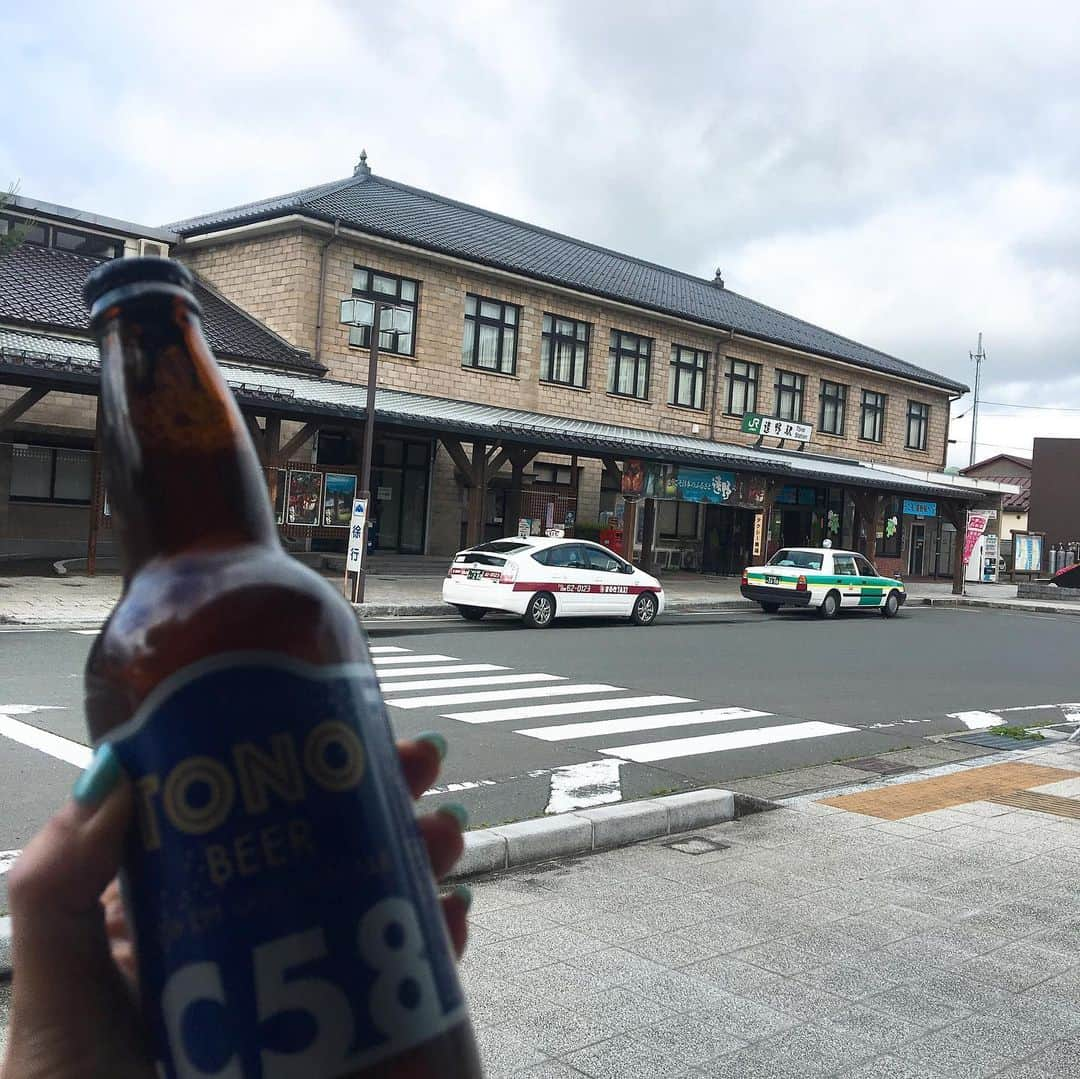 金巻ともこさんのインスタグラム写真 - (金巻ともこInstagram)「山猫軒で飲んだビールもそうですが、観光に来ると地ビール飲んじゃうよね。ところで遠野はビールに使われるホップ生産がさかんな街なんですって。キリンと契約しているらしい。そう考えるとさらにビールがおいしくなりますね。🍺 ＊ 2枚目にいるカッパは同行者がおみやげ屋さんで捕まえたカッパです。 #遠野 #遠野ビール #ビール  #おでかけ金巻」6月9日 5時17分 - tomotomoco