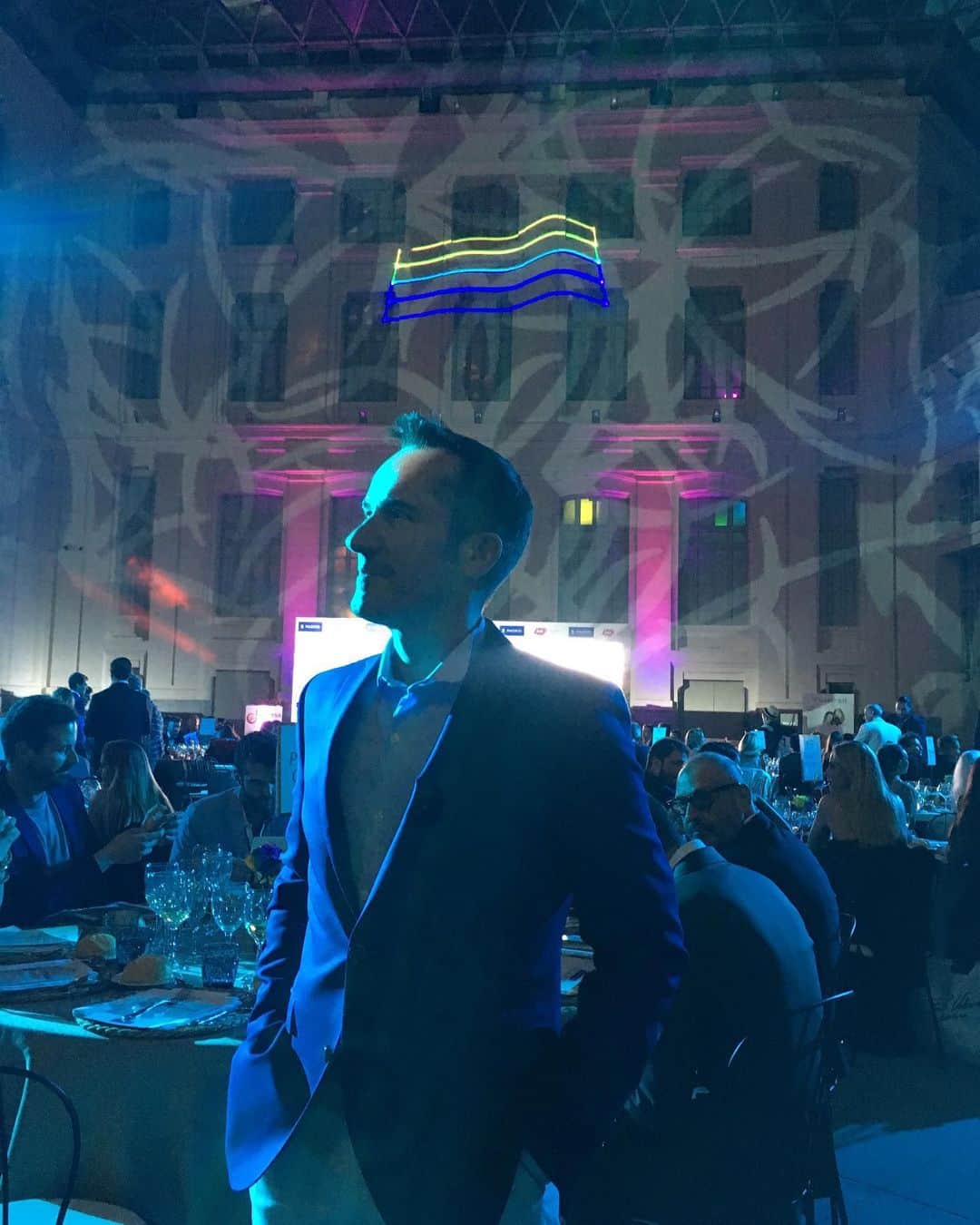 のインスタグラム：「Esta noche cenamos en los #PremiosDiversa2019 de @diversaglobal y tenemos el honor de aportar un traje para el sorteo benéfico. Muchas gracias @jnglobalproject por contar un año más con nosotros. #diversidad #igualdad」