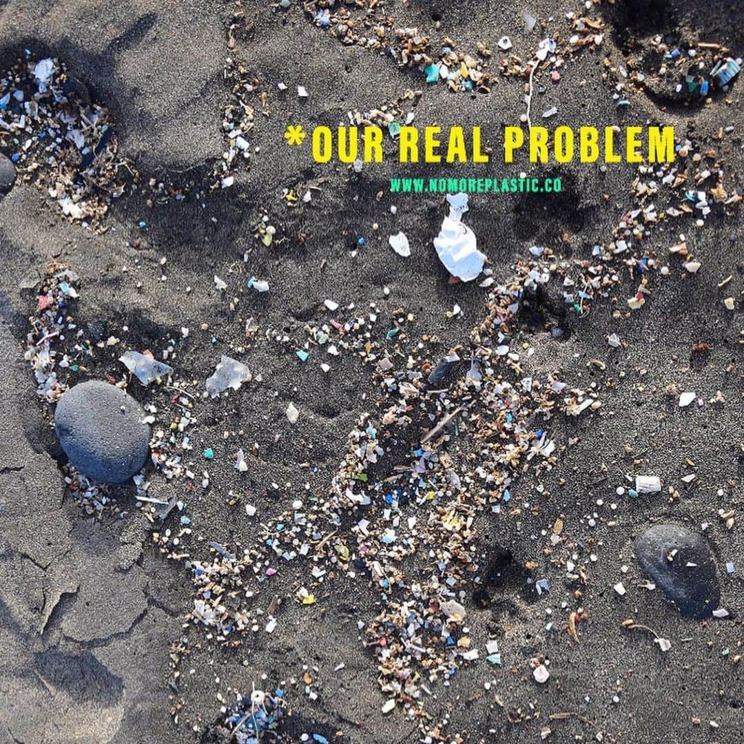 ペネロペ・クルスさんのインスタグラム写真 - (ペネロペ・クルスInstagram)「#worldoceansday #nomoreplastic  #Repost @nomoreplasticco ・・・ Plastic recycling is not the answer. * Our Real Problem is #microplastics  Embrace alternatives. It’s up to us to make things change. Walk with us and share.  Plastics do not break down in the environment. They do break UP into millions of smaller bits, a.k.a. Micro plastics. #nanoplastics  We have a #walkwithuschallenge for you: To make a real difference, pick up a trash by day from a beach, street, forest, film yourself walking to the change and post the video with #bethegenerationofchange #rethinkourfuture @nomoreplasticco @walk_project  And don’t forget to challenge your favorite brands to adopt and propose us biodegradable alternatives and totally free plastic #producenomoreplastic #refuse #plastic #recycledplastic  #worldoceansday」6月9日 5時34分 - penelopecruzoficial