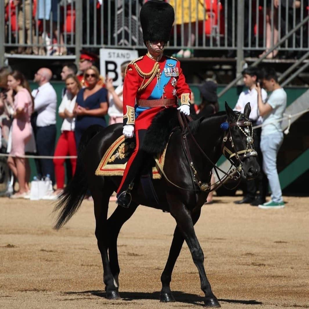 ロイヤル・ファミリーさんのインスタグラム写真 - (ロイヤル・ファミリーInstagram)「@hrhthedukeofyork as Colonel of the Grenadier Guards, who “trooped” today as part of The Queen’s Birthday Parade, Trooping the Colour, has sent the following message to those who took part. “To all on parade today I wish to send you my congratulations on an outstanding Queen's Birthday Parade. Last week I had the privilege of being your reviewing officer & that was magnificent; but this parade surpassed that. “Your march past in both slow and quick time were faultless. You had to overcome some testing conditions in the wind and you did it in superlative style, panache and discipline. I know Her Majesty was brimming with pride at her Grenadiers and I couldn't be more proud to be your Colonel. Thank you for all the work you have put in to making today's parade one we will always remember.” Colonel Andrew.  In picture 2 and 3 see how on 12 June 1947, The Queen, then Princess Elizabeth, who was then Colonel of the Grenadier Guards, departed Buckingham Palace to take part in her first Trooping the Colour for her father’s, King George VI, Birthday Parade. 📷 PA Images」6月9日 5時33分 - theroyalfamily