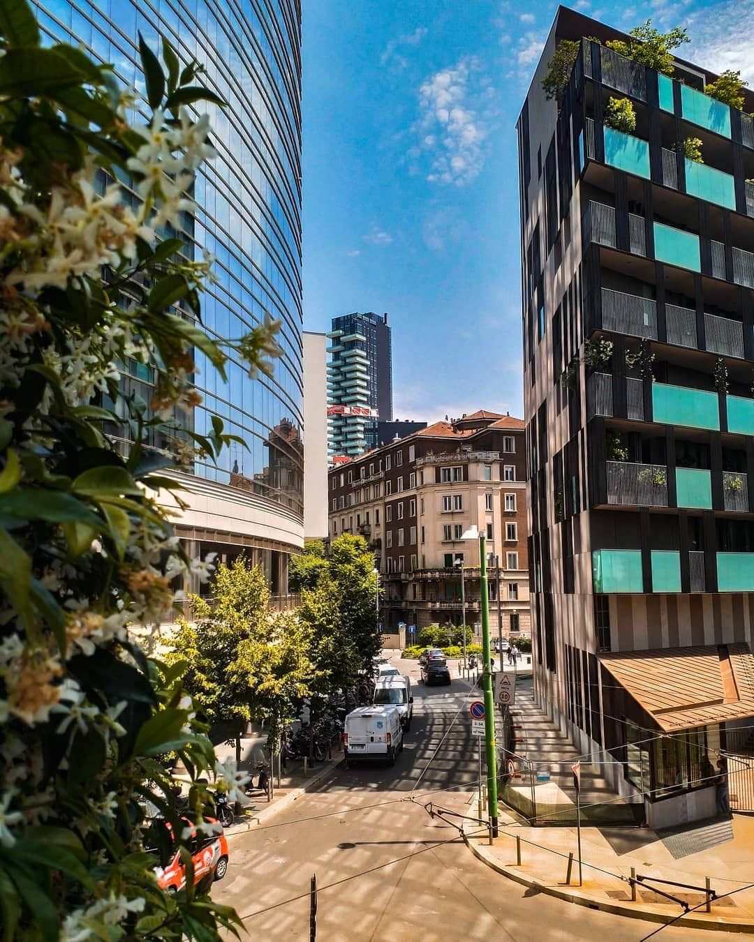 パヴェル・ドローストのインスタグラム：「La arquitectura Milanese🏛️ Архитектура Милана, является хорошим примером эклектики, а именно смешением различных архитектурных стилей.  В этом городе довольно неплохо сочетаются здания 19 века, совместно с современными.  И все вместе создает свой,некий архитектурный стиль,присущий именно Милану 🏰🏢🇮🇹 #milan #italy #ciaobella #italia #lavitamilanese #visitmilan #милан #италия #city #travel」