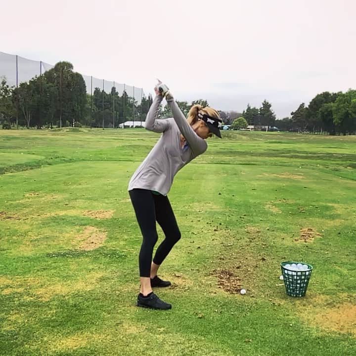 アンナ・ローソンのインスタグラム：「Back at it with @danadahlquist !! @pxg 0211 7 iron - I was hitting a slight fade when arrived so strengthened grip and thought about a closed club face on backswing. Immediate draws!!! Yay!! 👊🏻」