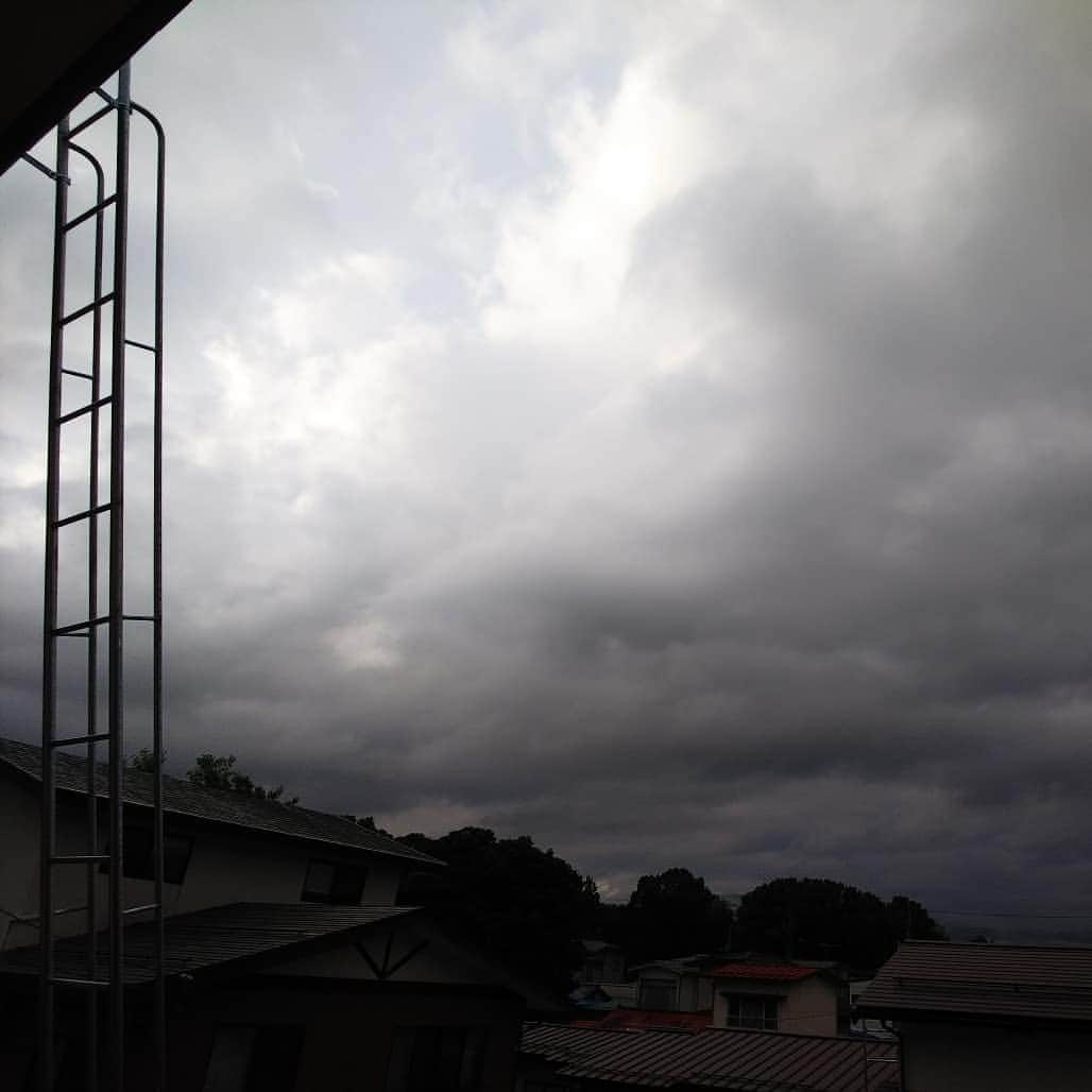 みながわゆみさんのインスタグラム写真 - (みながわゆみInstagram)「#おはようございます #今日も素敵な一日を #頑張ろう #イマソラ #くもり #曇り空 #くも #つゆぞら #我が家のベランダからの眺め #大好きな風景 #のどかな風景」6月9日 5時51分 - nama.09.19