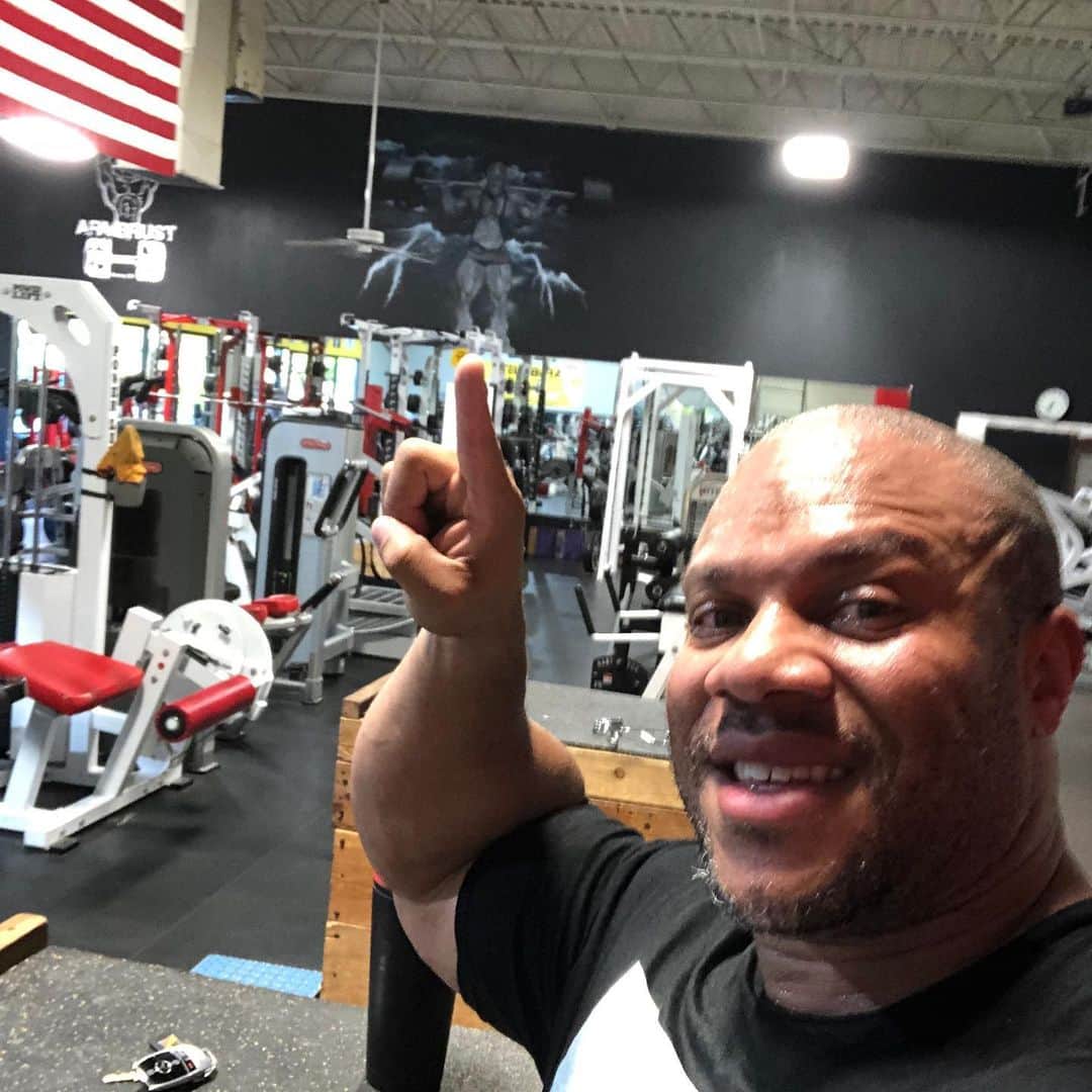 Phil Heathのインスタグラム：「Time for some legs today. Hope everyone is enjoying their day and staying focused on becoming a better version of self. #PhilHeath #7xMrOlympia #LegDay #NoChickenLegs #TrainHard #TrainSmart #HaveFun」
