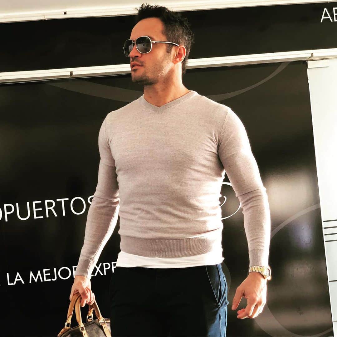 アレッサンドロ・ローザ・ヴィエイラのインスタグラム：「Hoje chego aos meus 42 anos muito feliz e realizado! Agradecer as mensagens de carinho de cada um,sendo família,amigos e de muitos admiradores meu e do meu trabalho ,que na maioria das vezes nem me conhecem! Estou no melhor momento da minha vida e AGRADEÇO CADA UM DE VOCÊS ——- OBRIGADO 4.2」