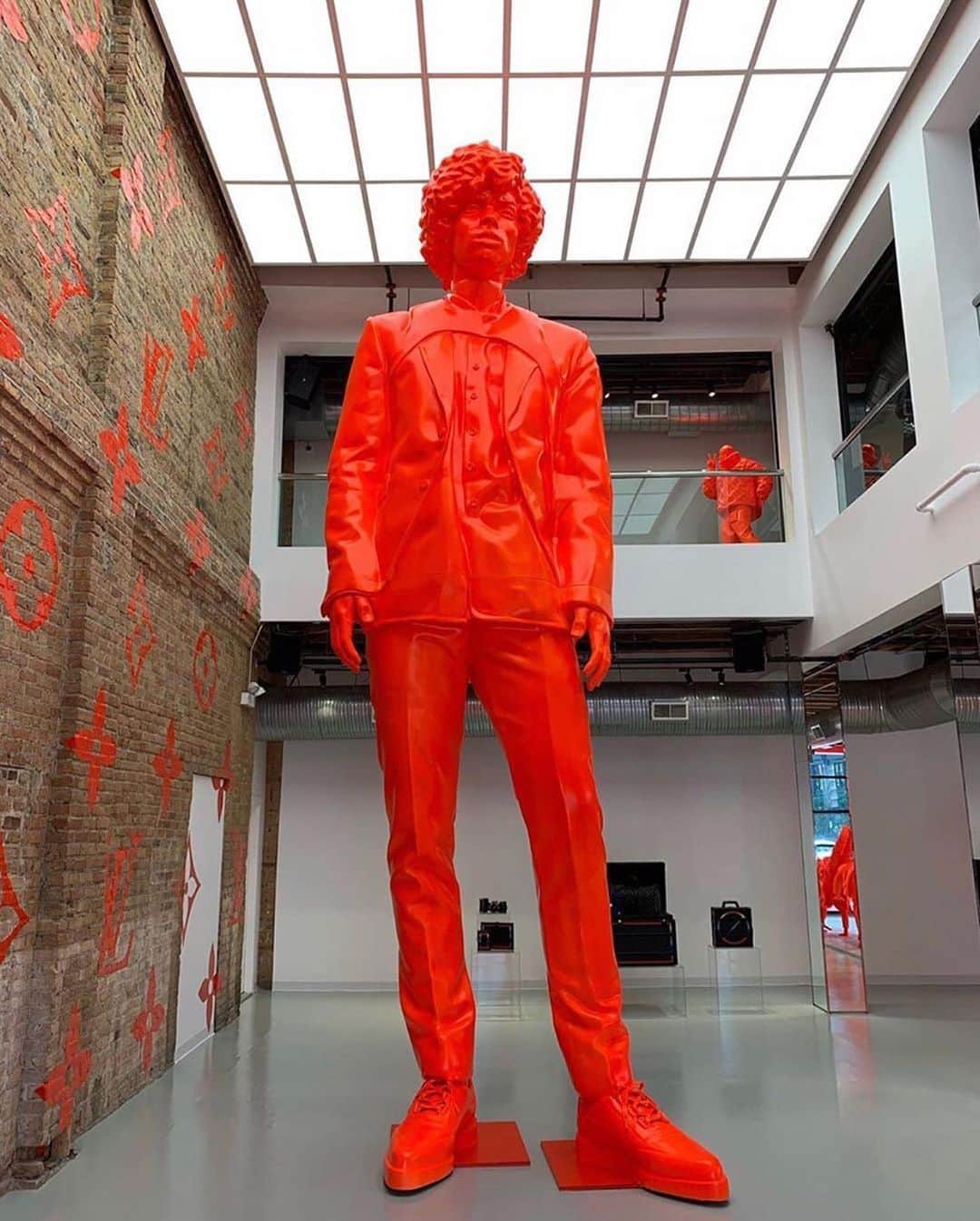 HYPEBEASTさんのインスタグラム写真 - (HYPEBEASTInstagram)「@hypebeastart: Inside @virgilabloh’s “FIGURES OF SPEECH” exhibition at the @mcachicago. The showcase includes a limited pop-up shop where Abloh’s anticipated orange low-top LV sneakers, along with a bevy of other monochromatic wares including hats, sunglasses, belts and bags are available. Click the link in bio for full details. Photo: @sortpaahvidt_ / @virgilabloh / @louisvuitton」6月9日 6時02分 - hypebeast