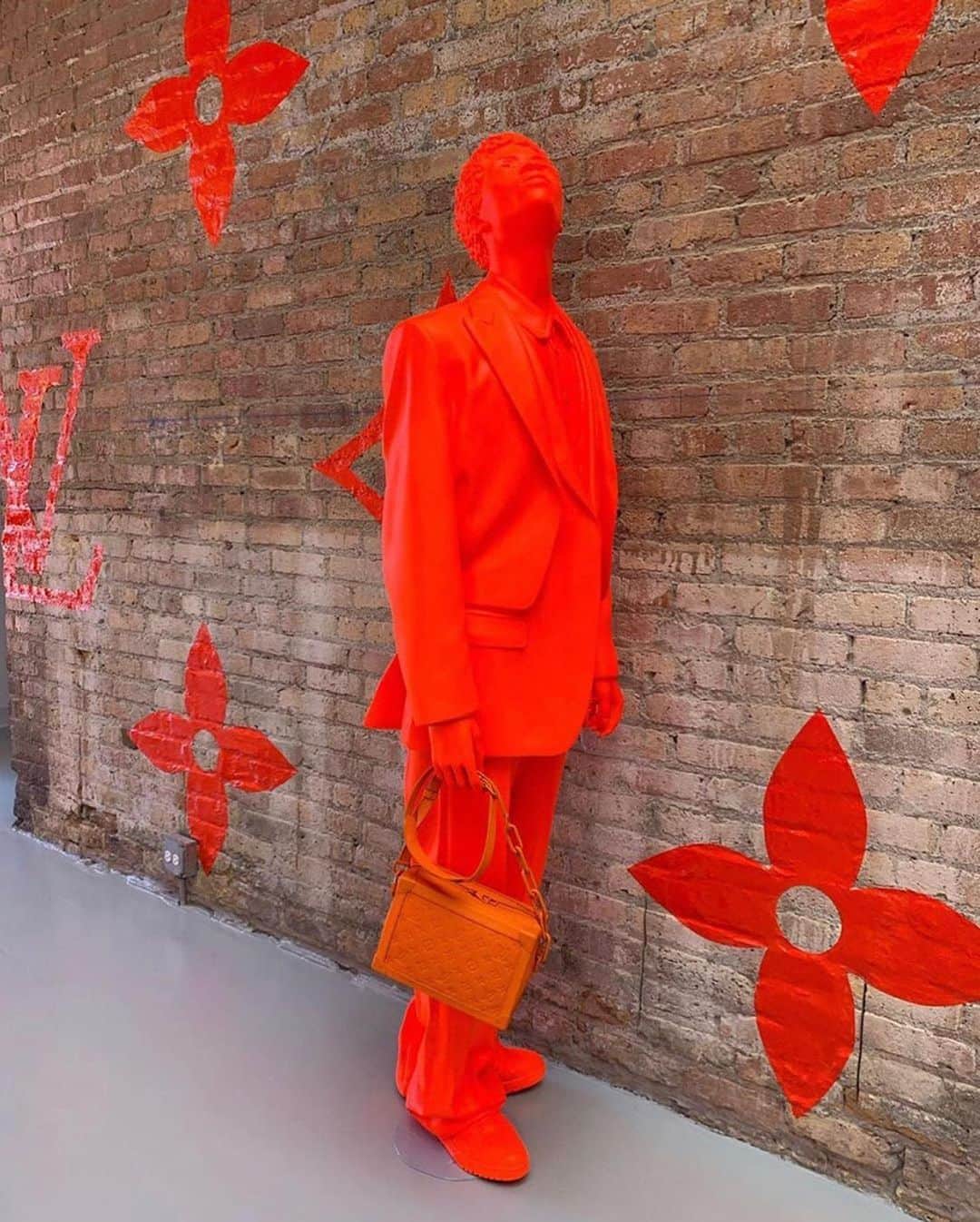 HYPEBEASTさんのインスタグラム写真 - (HYPEBEASTInstagram)「@hypebeastart: Inside @virgilabloh’s “FIGURES OF SPEECH” exhibition at the @mcachicago. The showcase includes a limited pop-up shop where Abloh’s anticipated orange low-top LV sneakers, along with a bevy of other monochromatic wares including hats, sunglasses, belts and bags are available. Click the link in bio for full details. Photo: @sortpaahvidt_ / @virgilabloh / @louisvuitton」6月9日 6時02分 - hypebeast