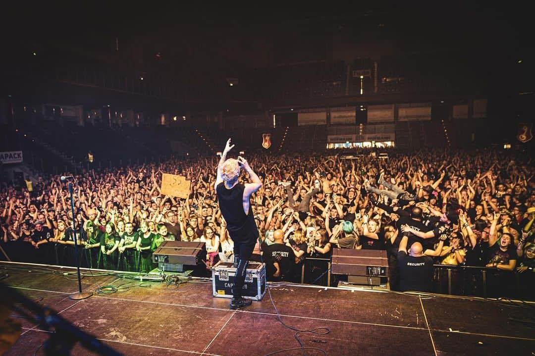 Masato さんのインスタグラム写真 - (Masato Instagram)「What a way to start this tour🔥 @rockimparkofficial 🇩🇪❤️ Photo by @dajoeberlei  ドイツフェス初日ハンパなし🤘 #coldrain」6月9日 6時16分 - masato_coldrain