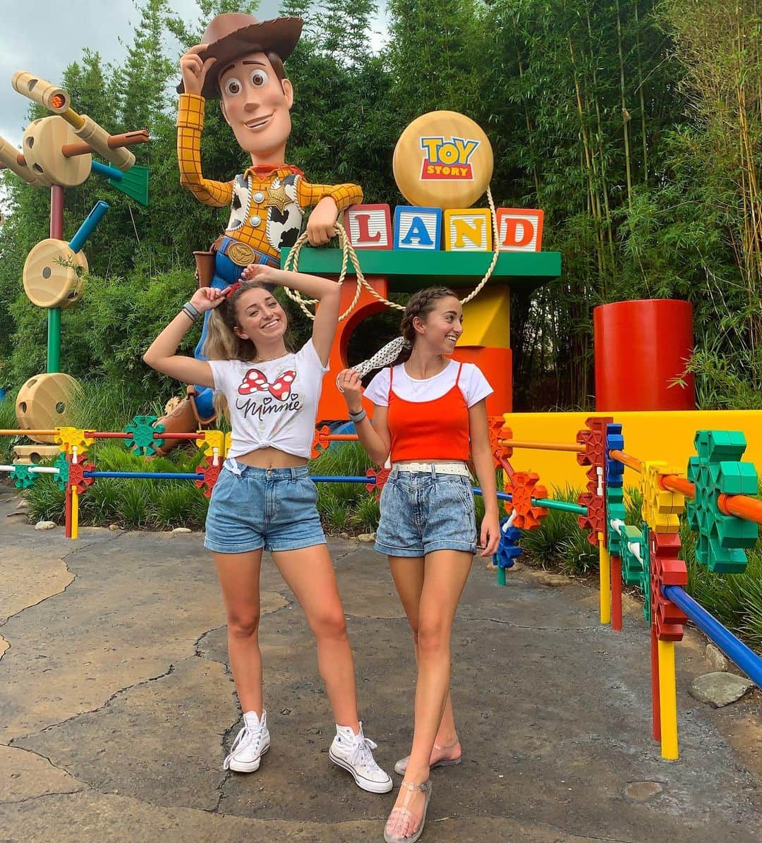 Brooklyn and Baileyさんのインスタグラム写真 - (Brooklyn and BaileyInstagram)「Brooklyn’s @toystory caption: “Reach for the sky” -Woody  My caption: “There seems to be no signs of intelligent life anywhere." -Buzz Lightyear #toystory4 #ad @mattel」6月9日 6時27分 - brooklynandbailey