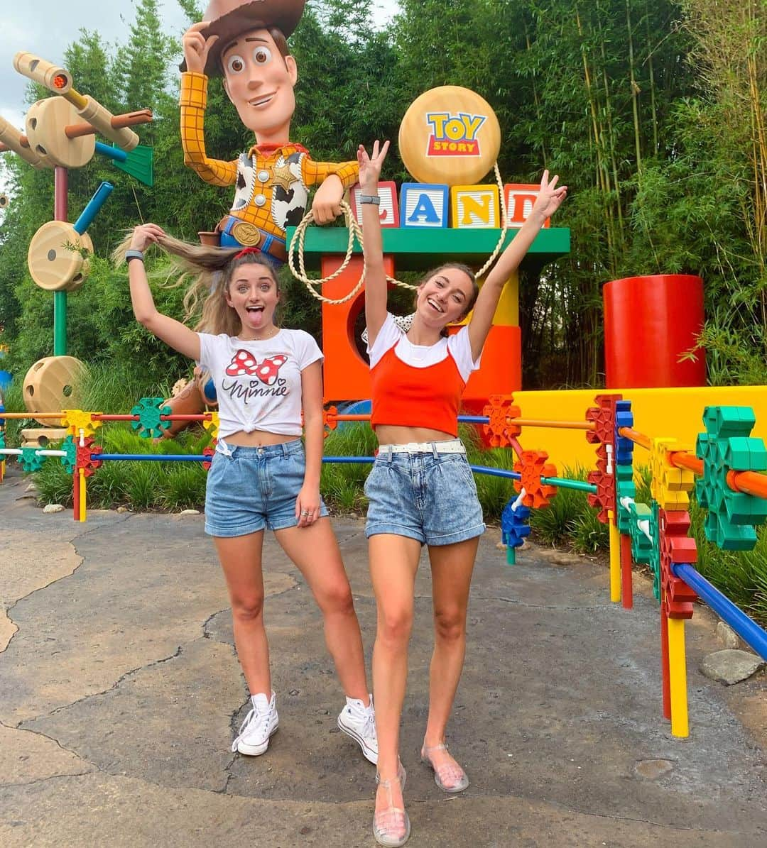 Brooklyn and Baileyさんのインスタグラム写真 - (Brooklyn and BaileyInstagram)「Brooklyn’s @toystory caption: “Reach for the sky” -Woody  My caption: “There seems to be no signs of intelligent life anywhere." -Buzz Lightyear #toystory4 #ad @mattel」6月9日 6時27分 - brooklynandbailey