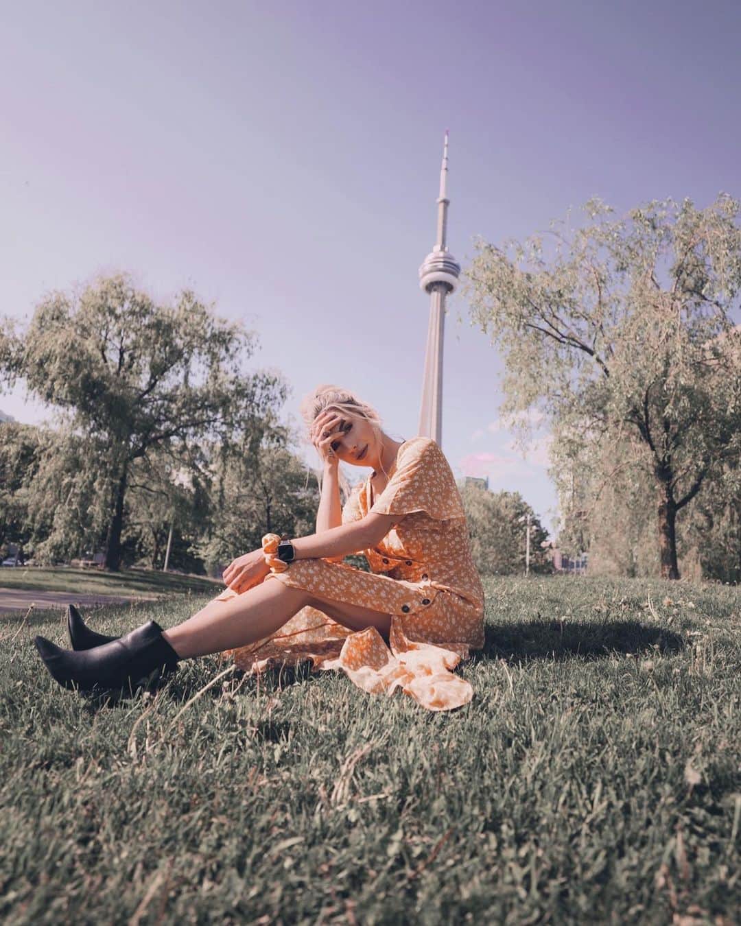 のインスタグラム：「this city is buzzing with a little more than just summer bliss✨  p.s. I posted my everyday summer makeup routine yesterday — if you need a chatty friend to get ready with this weekend, you know where to find me 💛 📸 by @arthurtparra」
