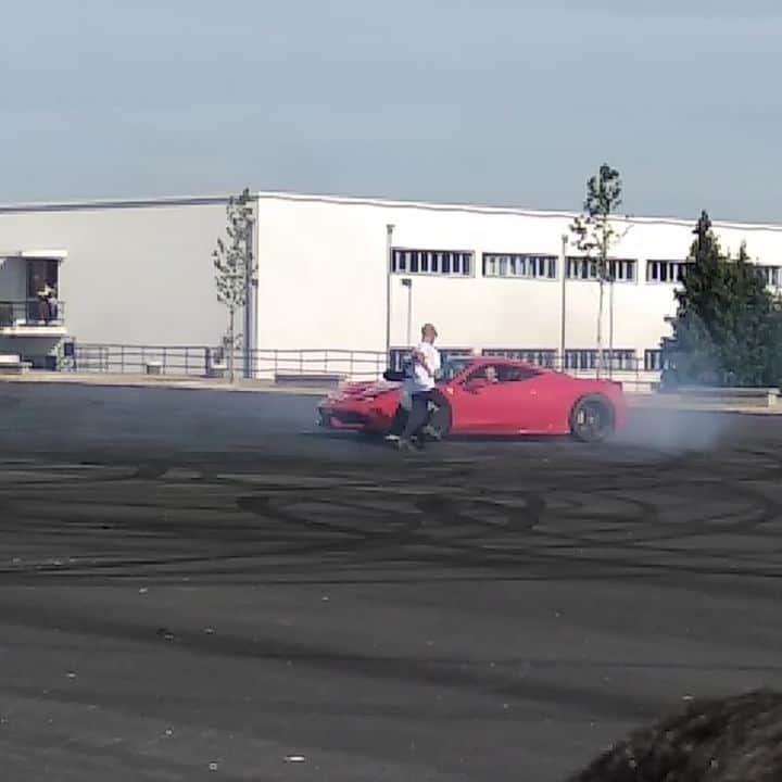 バスのインスタグラム：「Ever seen a Ferrari doing donuts around a man holding a giant 🐼 teddy in a Portuguese military base?  Me neither 🤷🏻‍♂️ . No idea what is going on to be honest 😂  #whatthehellisgoingon #ferrari #panda #porto #maranellolegacy #maranellolegacyrally2019」