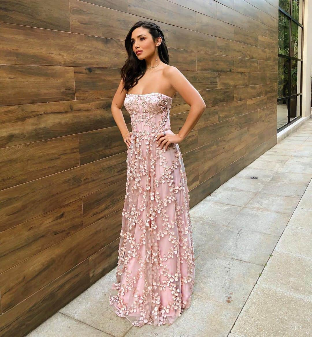 Mariana Sampaioさんのインスタグラム写真 - (Mariana SampaioInstagram)「Indo casar minha cousin amada @bella_cunha que alegria ser madrinha da sua união! 💗 vestido mais perfeito @agilitabrasil da coleção de 10 anos da marca que lança em breve! vc arrasa @paulaaziz 🌸」6月9日 6時24分 - mariana