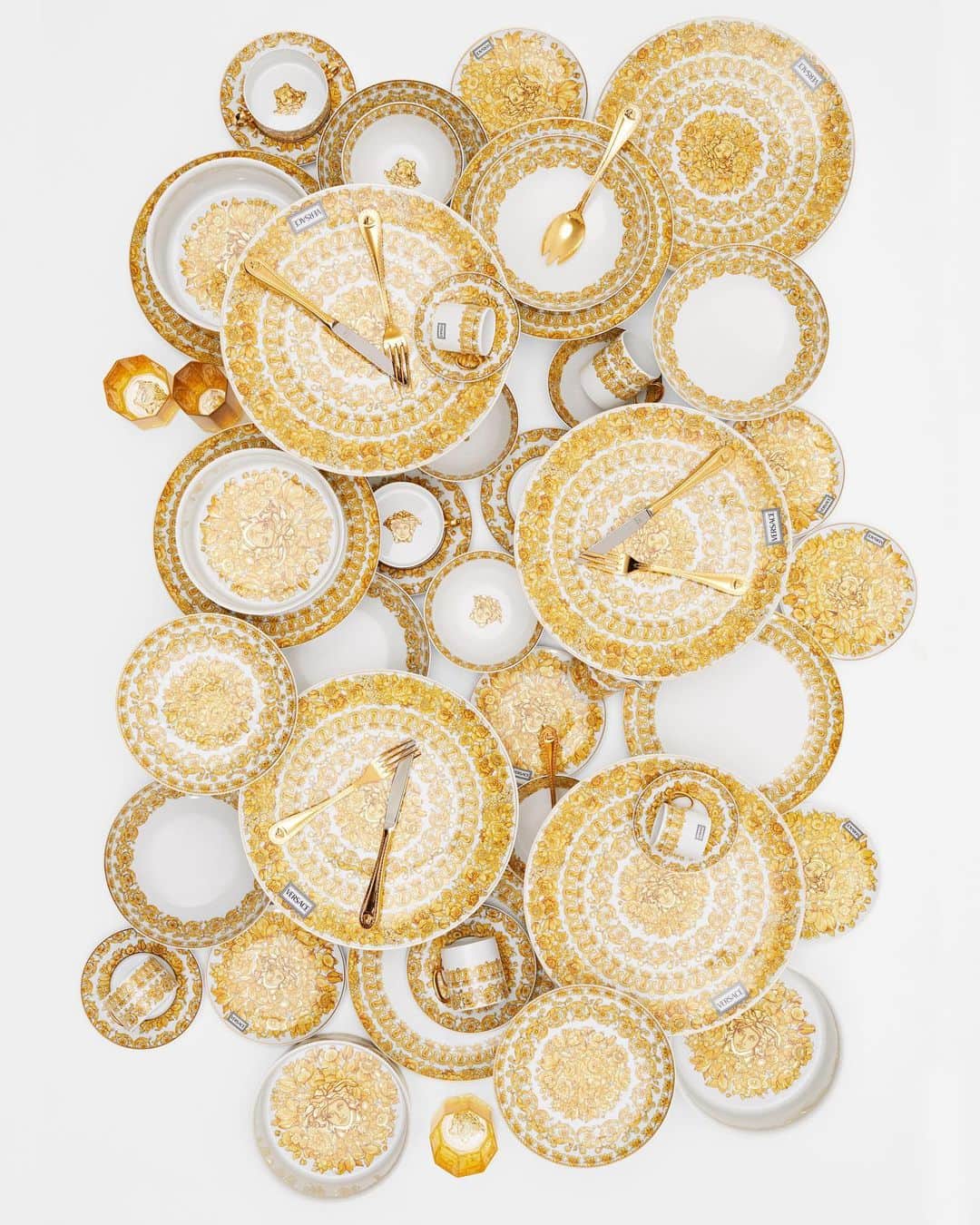 ジャンニヴェルサーチさんのインスタグラム写真 - (ジャンニヴェルサーチInstagram)「The Medusa Rhapsody line of fine porcelain tableware is characterized by gold tone painted motifs. Discover #VersaceHome through the link in bio. #Rosenthal」6月9日 6時26分 - versace