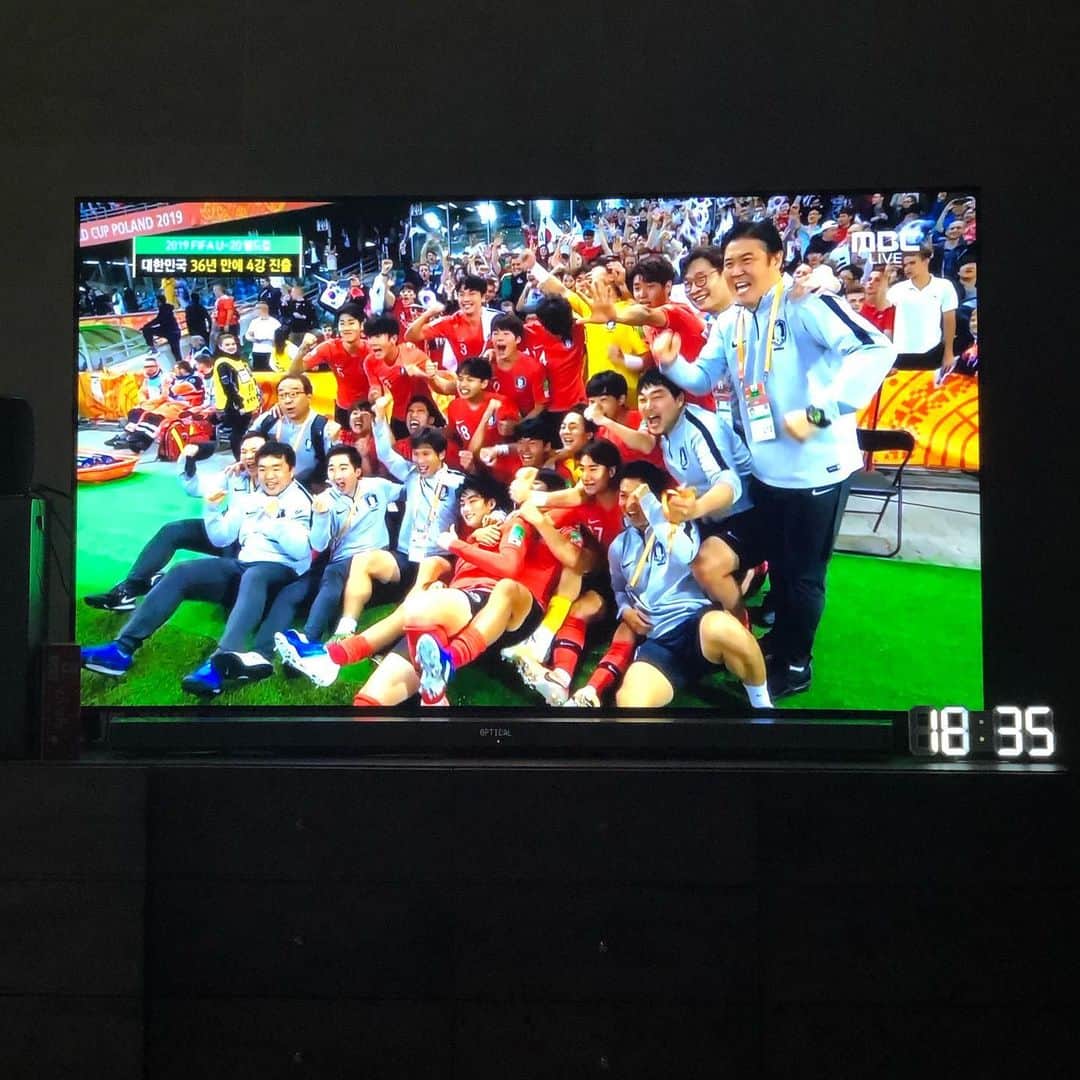 ウヒョン のインスタグラム：「!!!! 36년만에 멋있다ㅠㅠ  4강 !!! 가자!! #대한민국 #축구 #u20 #월드컵」