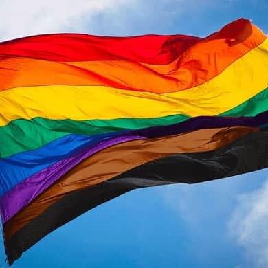 Grace Bonneyのインスタグラム：「I just read that several US embassies had their requests to fly Pride flags (during Pride month) denied by the current administration, something they’ve done without problem in recent years. It makes me sick. And scared. I have complicated feelings about Pride month, but I appreciate any genuine attempt that people make to celebrate and honor the LGBTQIA+ community (especially when there isn’t a commerce angle attached). So today I wanted to celebrate my community with the flag created by Amber Hikes, the executive director of Philadelphia’s Office of LGBT Affairs. Do I want to see embassies (and other allies) do more than fly flags to support the LGBTQIA+ community? Absolutely. Do I think a flag flying means safety and support for everyone in the LGBTQIA+ community? Absolutely not. But flags are a symbol and while the LGBTQIA+ flag has its own issues with adequate representation within our community, seeing others fly it as a sign of support feels like one *small* bit of good in what feels like a sea of bad. We’ve watched in anger and pit-of-your-stomach terror as  protections and rights for the LGBTQIA+ community have disappeared under this administration (especially those belonging to LGBTQIA+ family who identify as trans, POC, disabled, or immigrants) and watching this small request go denied feels like yet another reminder that LGBTQIA+ people are not treated as equal. If you are an ally, before you head out to a march or parade, *talk* to the LGBTQIA+ people in your life. Ask how they are. Ask how you can best be of support. And listen. Celebrations and rainbows and confetti are fun, but real connections and understanding people’s experiences and fear right now is even more meaningful. ♥️」