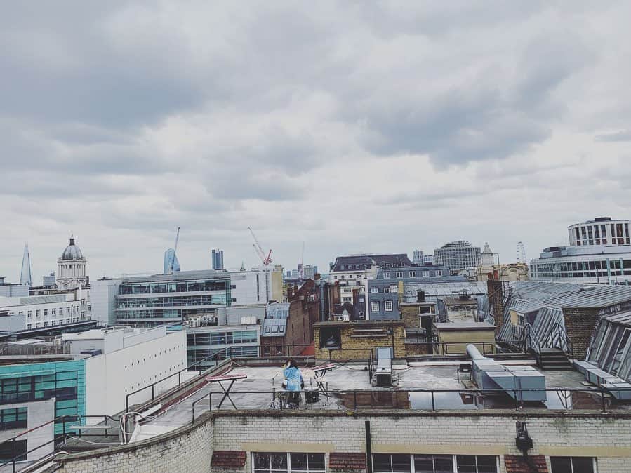 ザ・コインロッカーズさんのインスタグラム写真 - (ザ・コインロッカーズInstagram)「#憂鬱な空が好きなんだ  MV 感謝の㊗️6万回再生記念 🇬🇧オフショット公開 第2弾  #コインロッカーズ  #コイロカ #俺スカ #主題歌 #London #rooftop  次は #7万回」6月9日 6時31分 - thecoinlockers