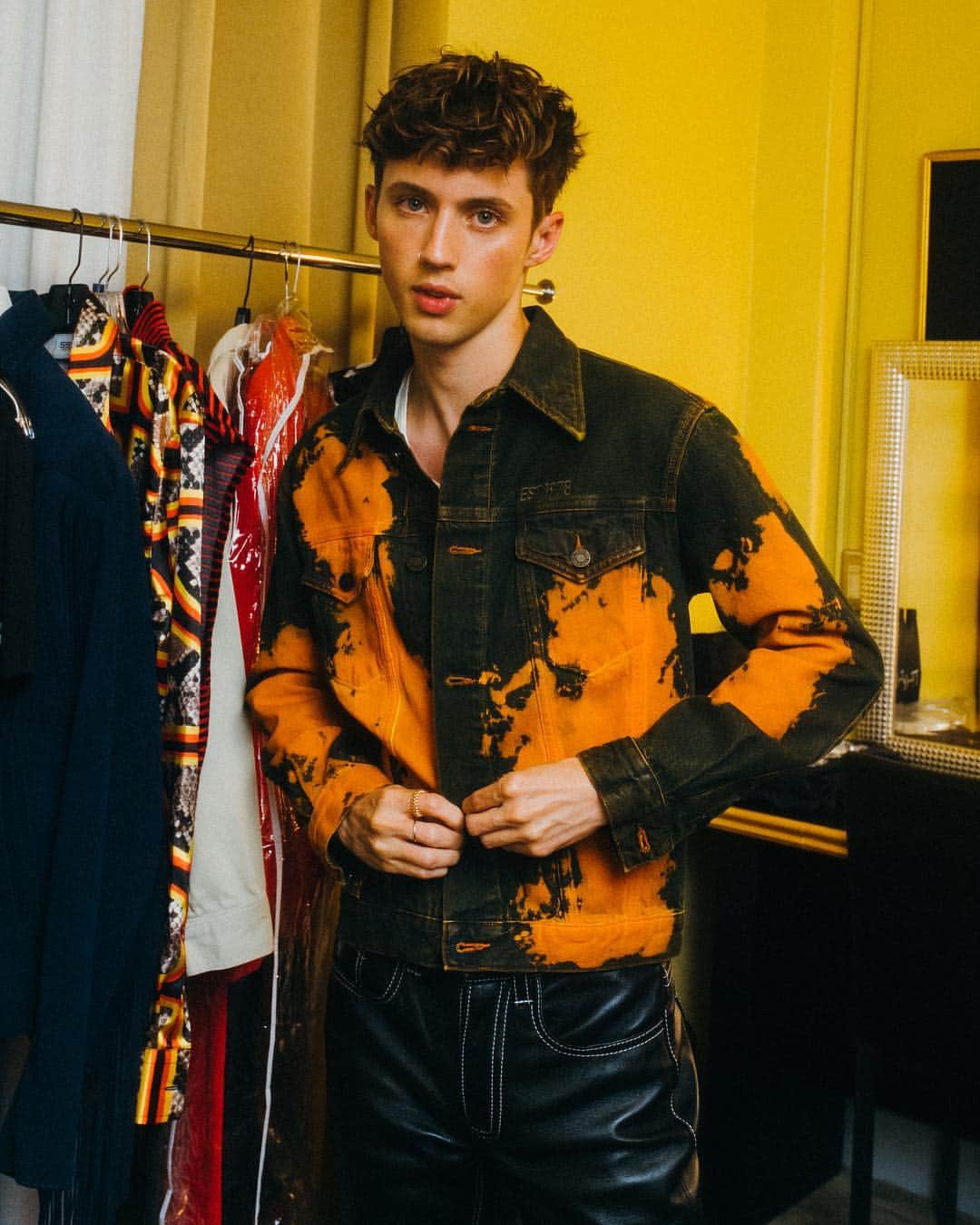 Calvin Kleinさんのインスタグラム写真 - (Calvin KleinInstagram)「Go West: #MYCALVINS star @TroyeSivan buttons up his tie dye #denim trucker jacket from #CALVINKLEINJEANS before hitting the stage at #GoWestFest. 📸: @hunterabrams via @bfa ⠀⠀⠀⠀⠀⠀⠀⠀ Missed it? Check our story highlights for more 📲」6月9日 6時35分 - calvinklein