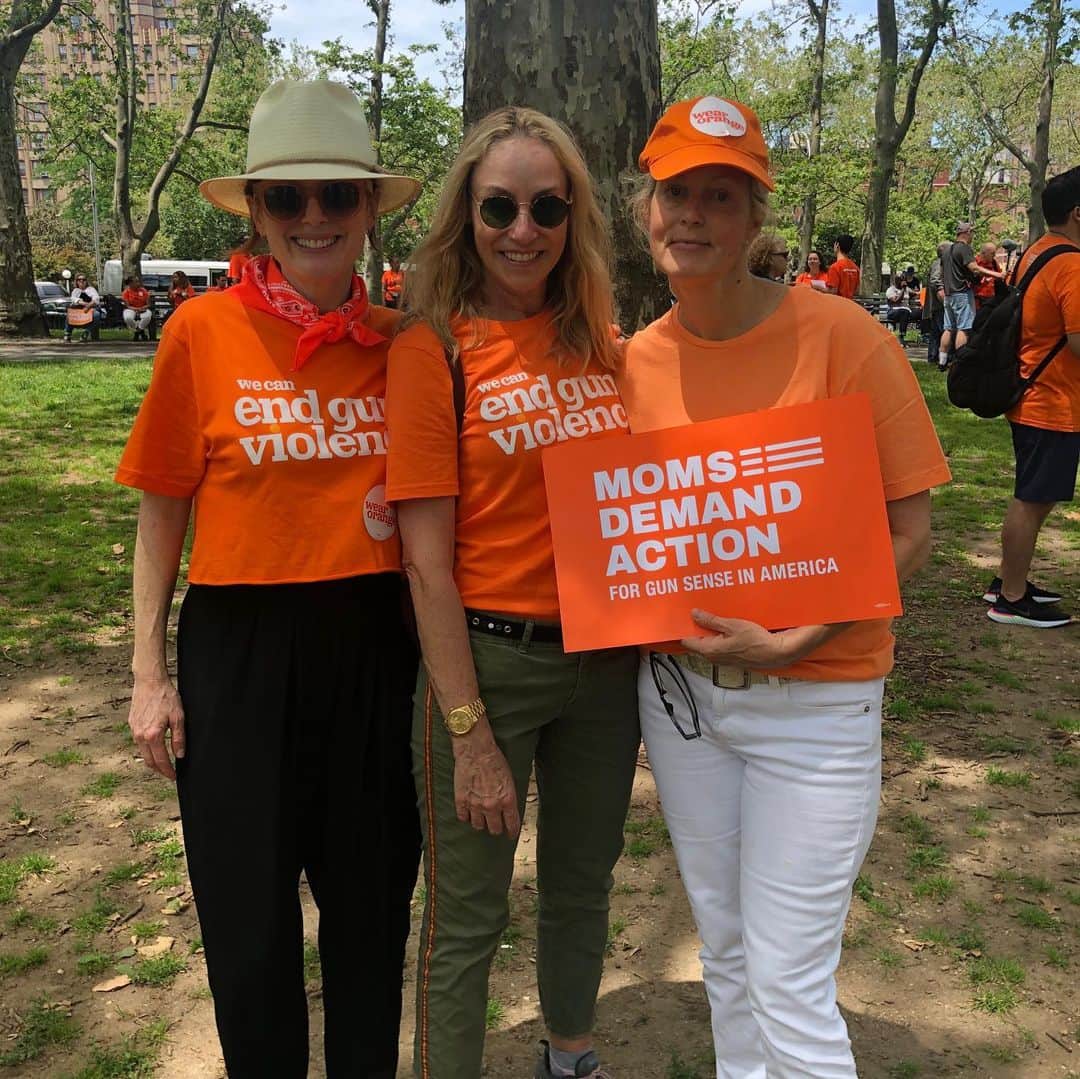 ジュリアン・ムーアさんのインスタグラム写真 - (ジュリアン・ムーアInstagram)「Wearing orange at the #brooklynbridge march today with some of my favorite people.  #wearorange @everytown @momsdemand」6月9日 6時45分 - juliannemoore