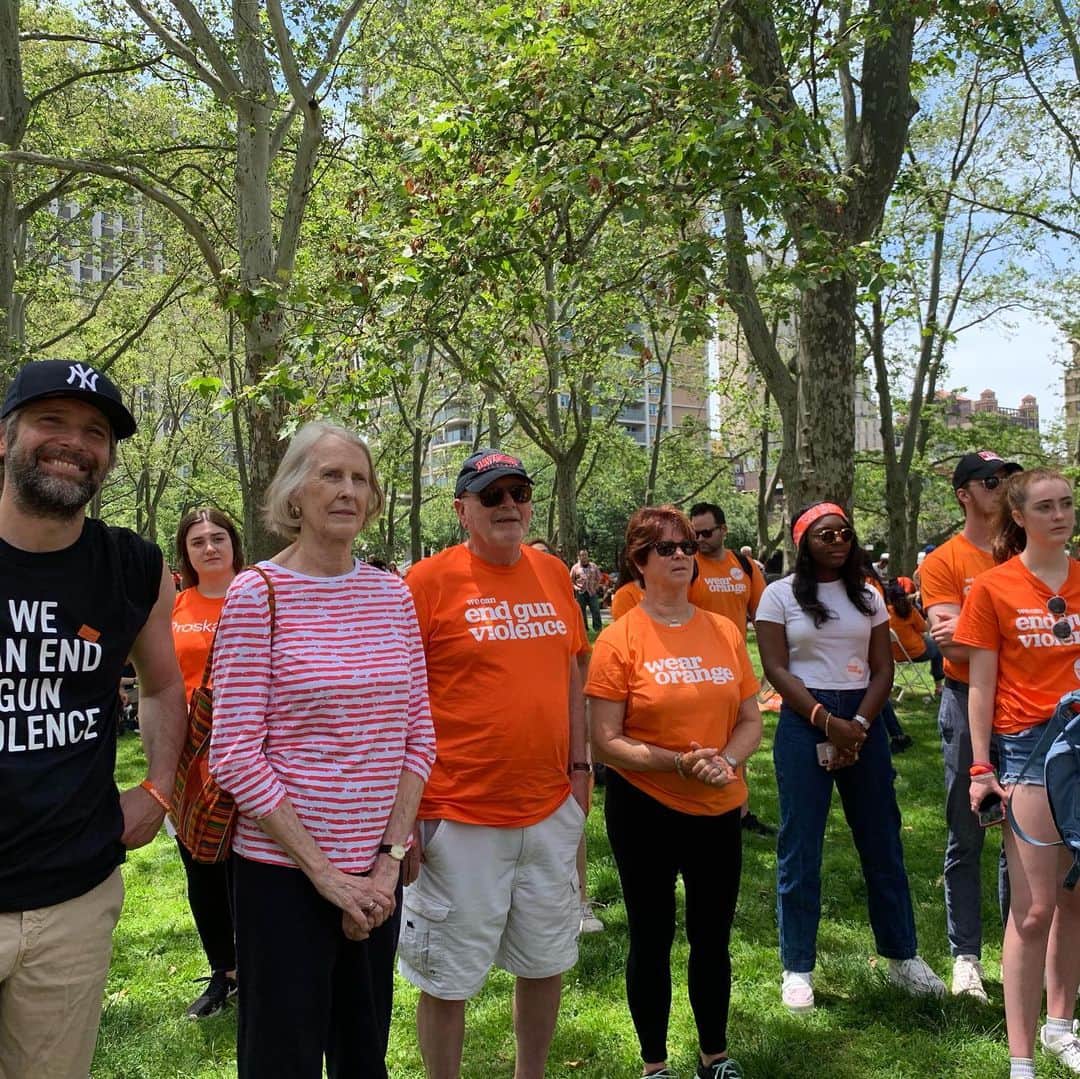 ジュリアン・ムーアさんのインスタグラム写真 - (ジュリアン・ムーアInstagram)「Wearing orange at the #brooklynbridge march today with some of my favorite people.  #wearorange @everytown @momsdemand」6月9日 6時45分 - juliannemoore