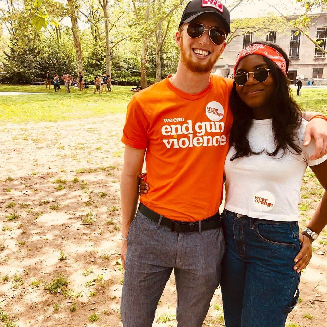 ジュリアン・ムーアさんのインスタグラム写真 - (ジュリアン・ムーアInstagram)「Wearing orange at the #brooklynbridge march today with some of my favorite people.  #wearorange @everytown @momsdemand」6月9日 6時45分 - juliannemoore