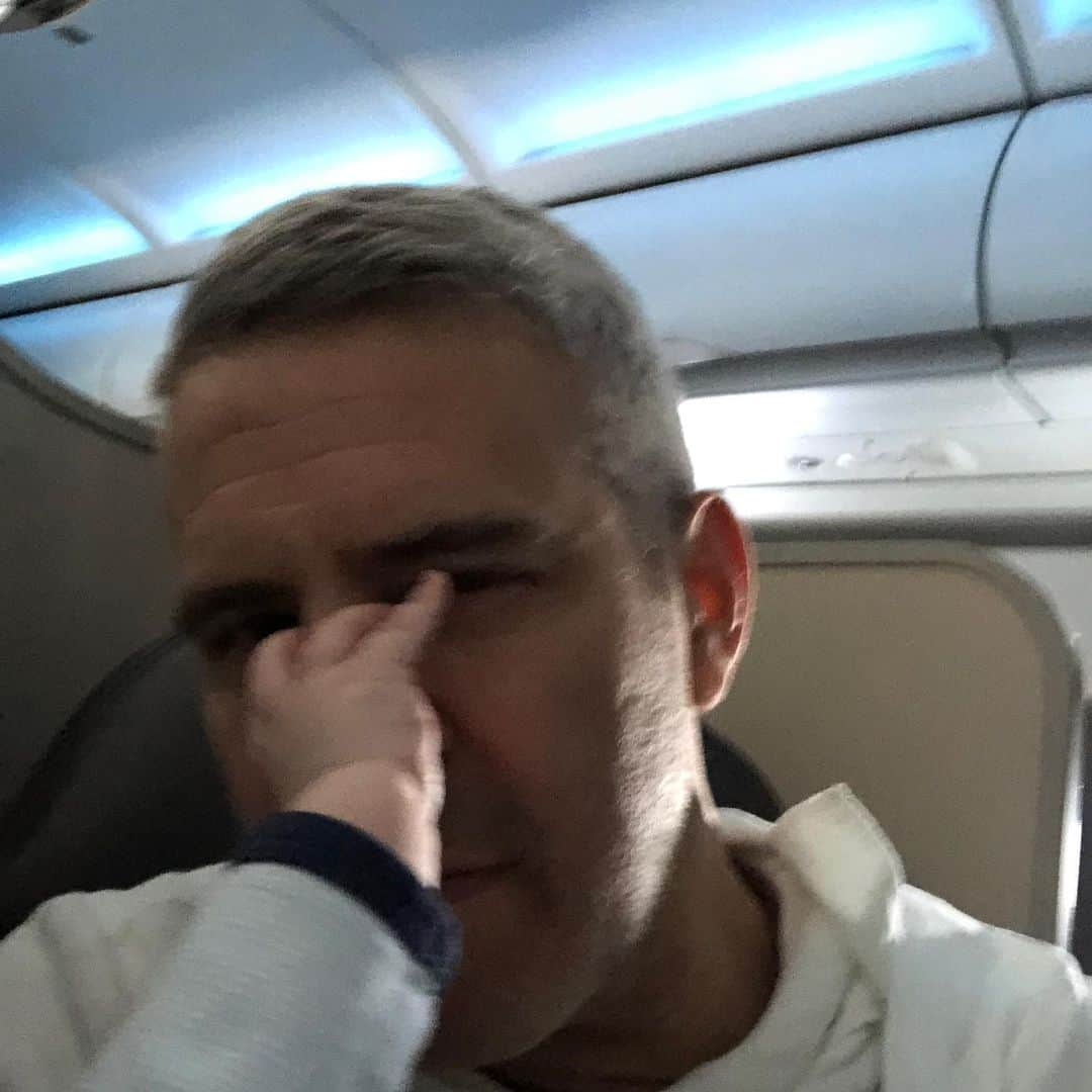 アンディー・コーエンさんのインスタグラム写真 - (アンディー・コーエンInstagram)「Pro tip: Dad’s nose is capable of endless hours of entertainment! ✈️ I had no clue!! #onedayatatime」6月9日 6時38分 - bravoandy