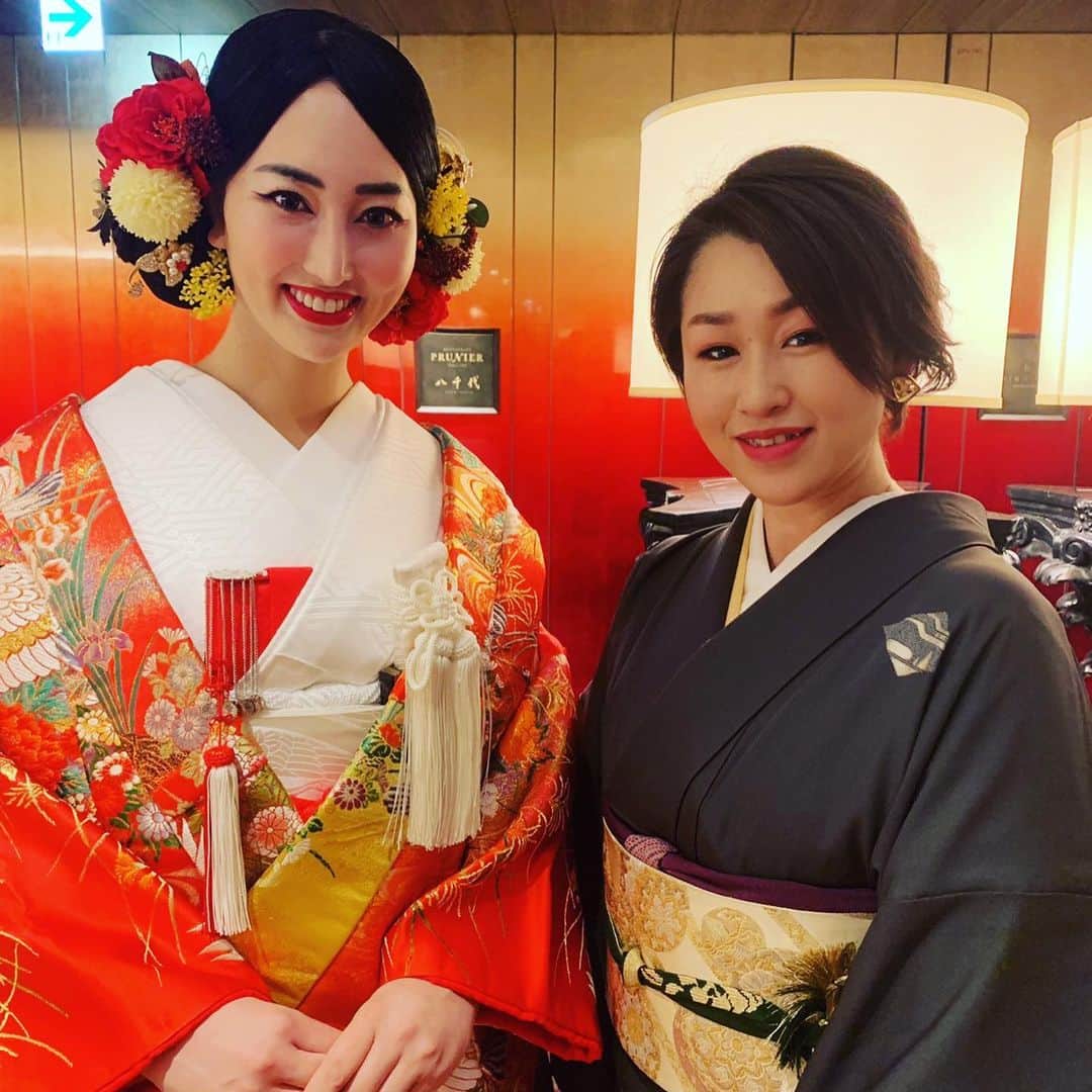 筒井菜月のインスタグラム：「結婚式前のマツエクをご担当頂いた  #Angela のオーナー真紀さんが結婚式にお祝いに来てくださいました✨😊✨ いつも私が占いをさせて頂いている長野店の志保美さんと佳奈さんも、わざわざ長野からお祝いに駆けつけて下さり感動しました🥰  本当にありがとうございます✨  #アンジェラ #幡ヶ谷 #マツエク #eyelash #アイラインエクステ #幡ヶ谷 #占い #開運道アドバイザー #筒井菜月 #東京會舘」