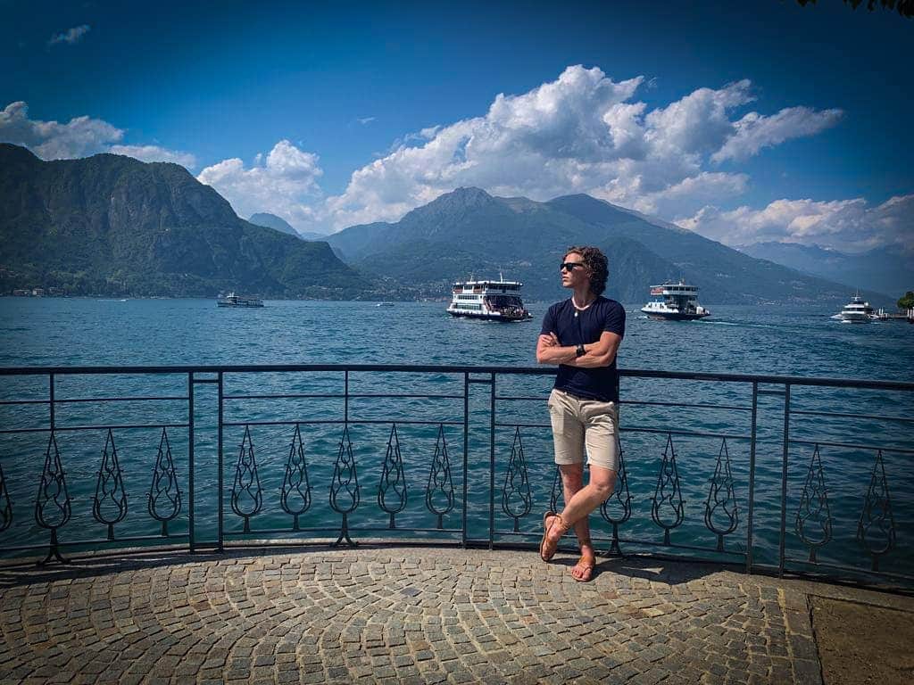 パヴェル・ドローストのインスタグラム：「Today had an opportunity to visit absolutely amazing place. 😎 Como lake - it's marvellous and stunning place✨ and it's no wonder why since the times of Ancient Rome the political elite was in love with this place🙌🏼 . . . #milan #italy #ciaobella #italia #como #lake #travel #италия #comolake #sun」