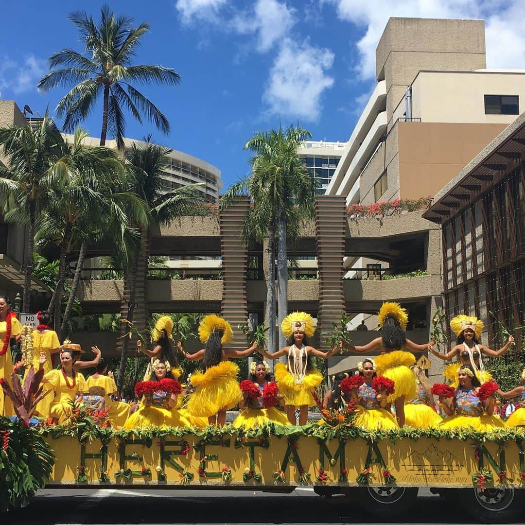 のインスタグラム：「King Kamehameha celebration floral Parade 👑  #kingkamehamehaday  6/11の#キングカメハメハデー をお祝いするパレード。 今週末は、祭インハワイに、カメハメデーとワイキキは賑やかです。 #kingkamehamehacelebrationfloralparade #kalakauaave #waikiki #waikikibeach #waikikiparade #parade #hawaiitrip #ハワイ旅行 #ハワイ #allhawaiijp」