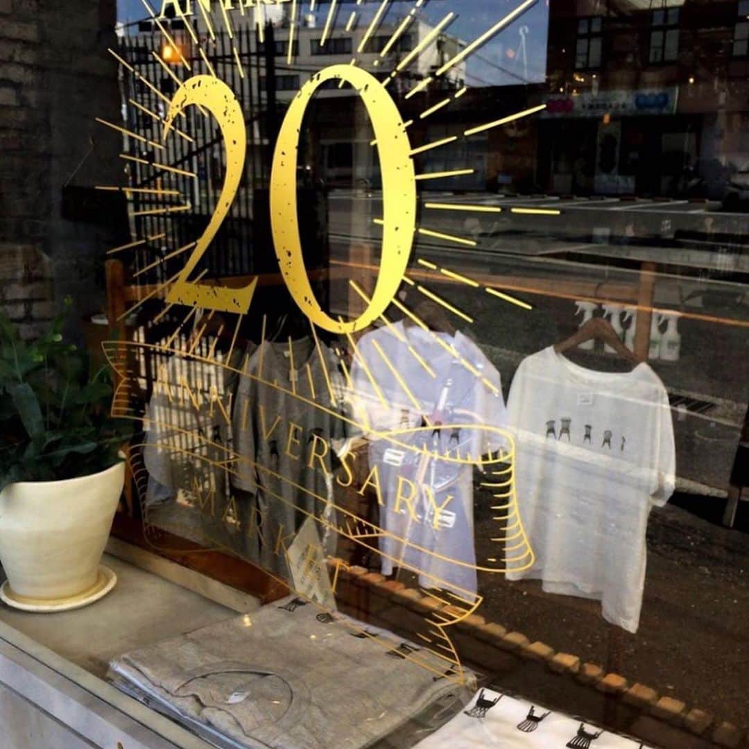HERVA AKICOさんのインスタグラム写真 - (HERVA AKICOInstagram)「今日は、大阪和泉のANTRY 20thマーケットに出店させて頂きます！ ハーブクッキーやハーブ苗など、持って行きま〜す🌿✨ #Repost @antry_inc with @get_repost ・・・ 【20thマーケット】 明日、9日（日）は和泉店にてフードマーケットを開催します◎ イベント会場では、ANTRY STAFFによるドリンクスタンドも登場しますのでそちらも楽しんでくださいね。  明日お越しいただく素敵な３店舗さんをご紹介します。 . -------------------------------- ①Cotton　石窯料理とアンティーク ★ピザ販売  心とカラダに優しいお料理とお酒。思わず“笑顔”になる、ほのぼのとした雰囲気の陽だまり食堂♪ @cotton_senrioka  ②GREEN SHOP judino . ★生花・アレンジブーケー・雑貨販売 . . 「Living with green」緑と暮らそう をコンセプトに生活スタイルに合わせたグリーンやドライフラワーなど、緑のある暮らしをご提案しています。 @green_shop_judino  ③herb&spice HERVA . ★ハーブの焼き菓子・スパイスミックス・ハーブティー等販売  ハーバルセラピスト・研究家として活躍。関西や福岡でハーブを育て、使い方や食べ方を提案する教室やランチ会の開催／ハーブレッスン・ハーブベジごはんの販売など。 @agf.herva . .-------------------------------- 明日は晴れ間ものぞいて心地よい天候になりそうです。 皆様のお越しをお待ちしています！  #antry#ヴィンテージと寄り添う暮らし  #大阪#和泉市#南堀江 #暮らし#家づくり#新築#リノベーション#マイホーム#戸建て#セルフリノベーション #店舗デザイン#店舗設計#リフォーム#注文住宅#インテリアデザイン #雑貨#家具#照明#アンティーク#ヴィンテージ#ercol#アーコール#古道具 #インテリアショップ#ライフスタイルショップ#雑貨屋#家具屋」6月9日 7時07分 - herva_akiko
